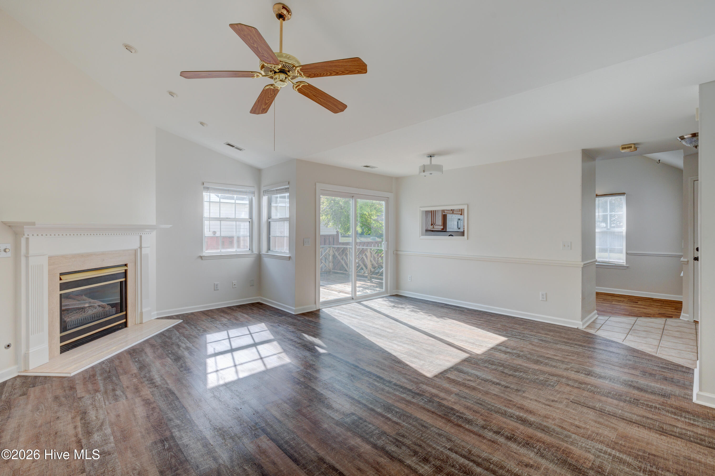 100562738 | Photo 24