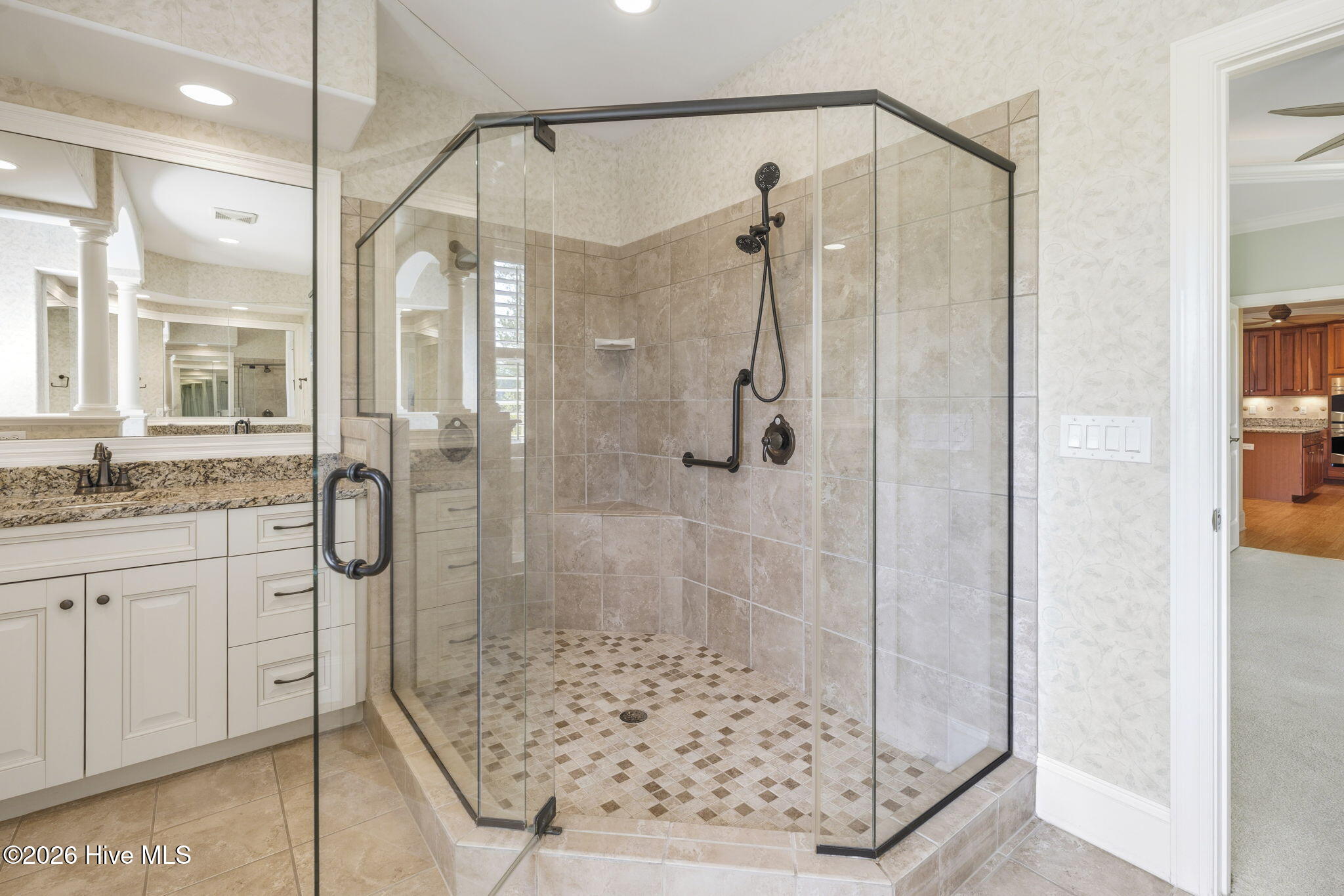 100568183 | Photo 27