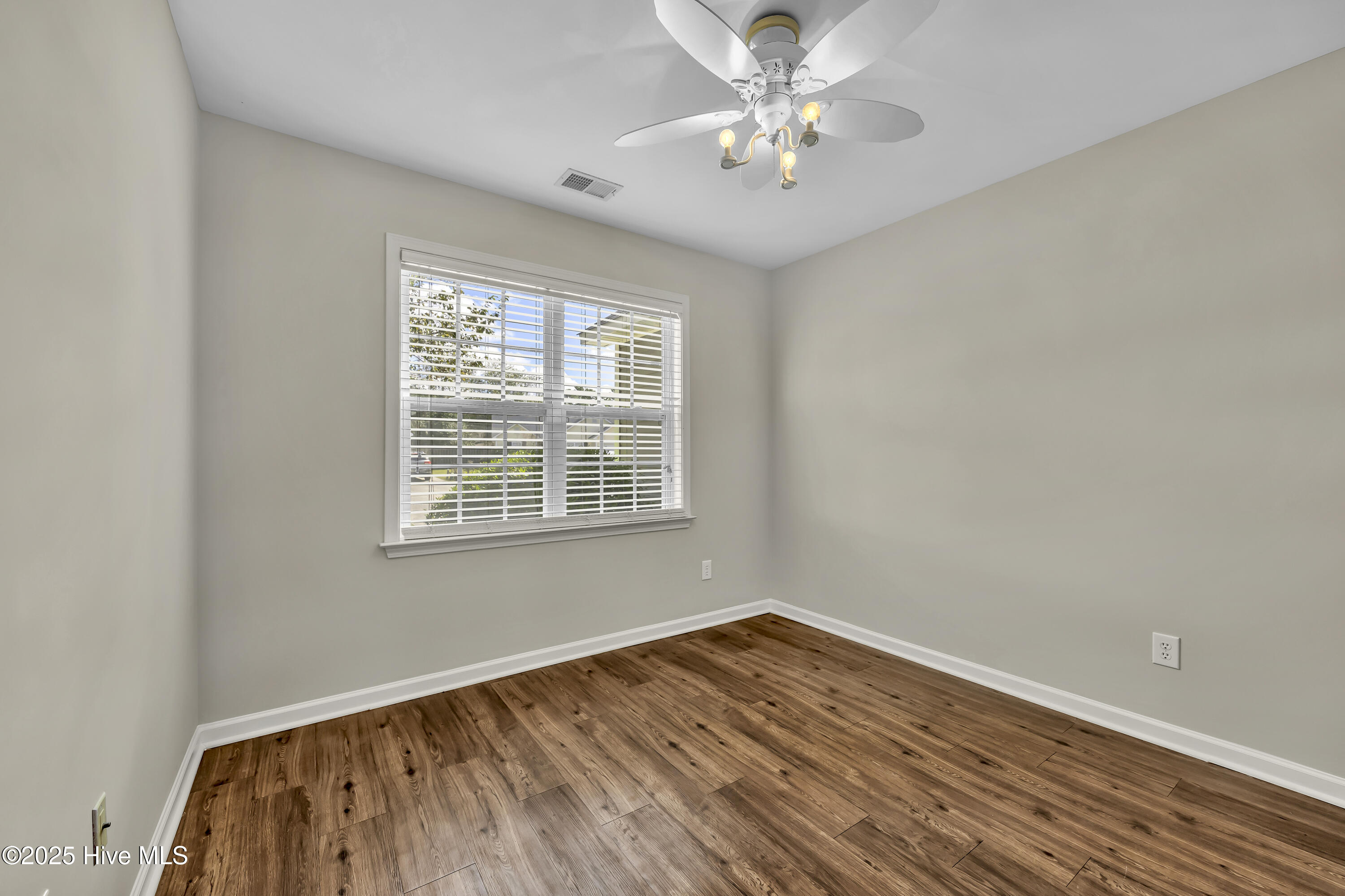 100535100 | Photo 12