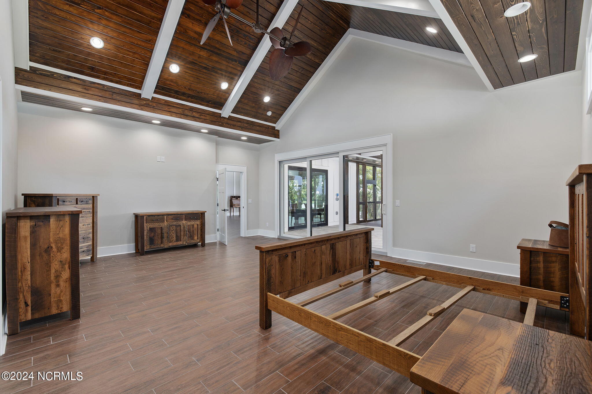 100453856 | Photo 16