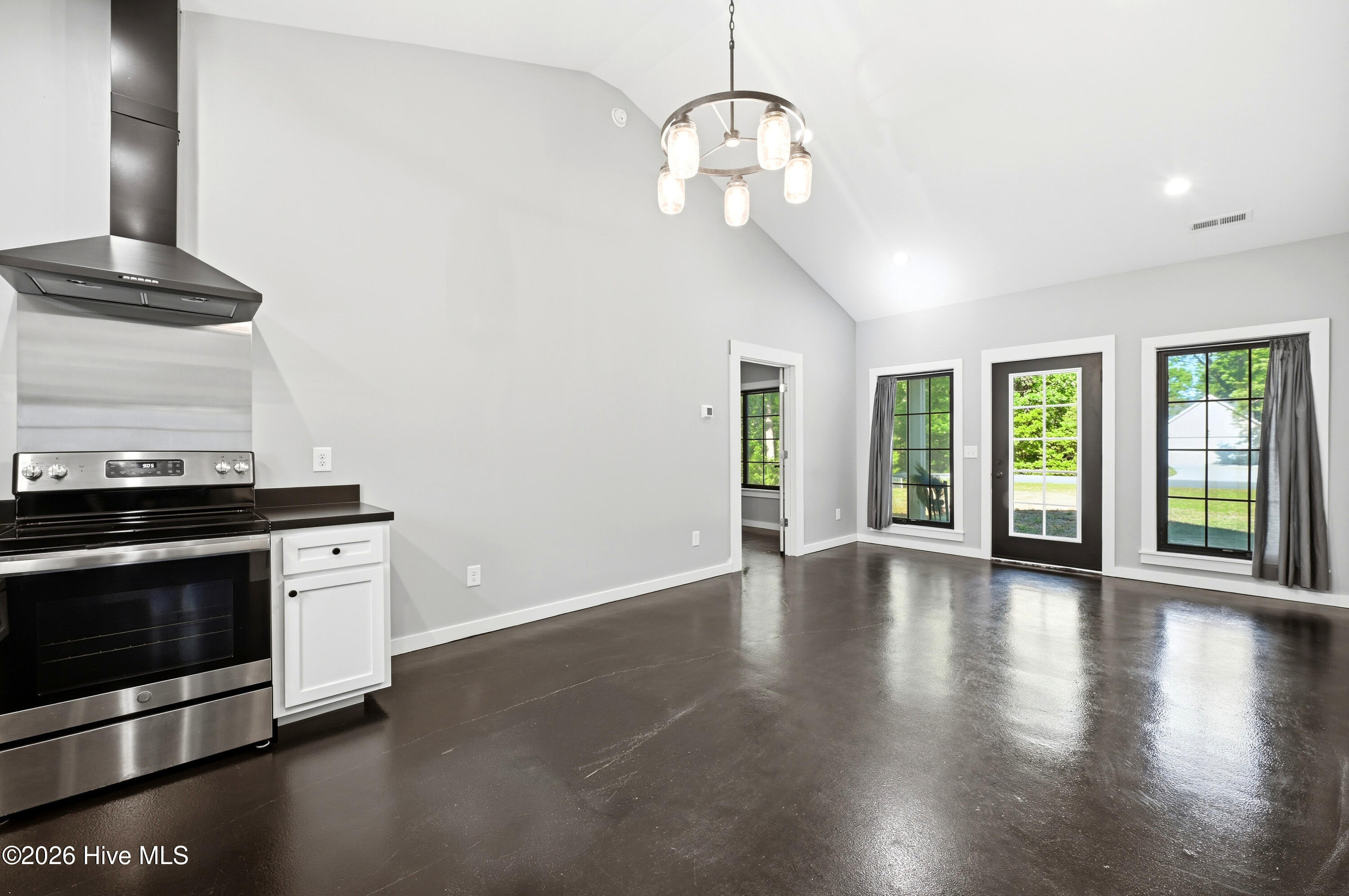 100570518 | Photo 13