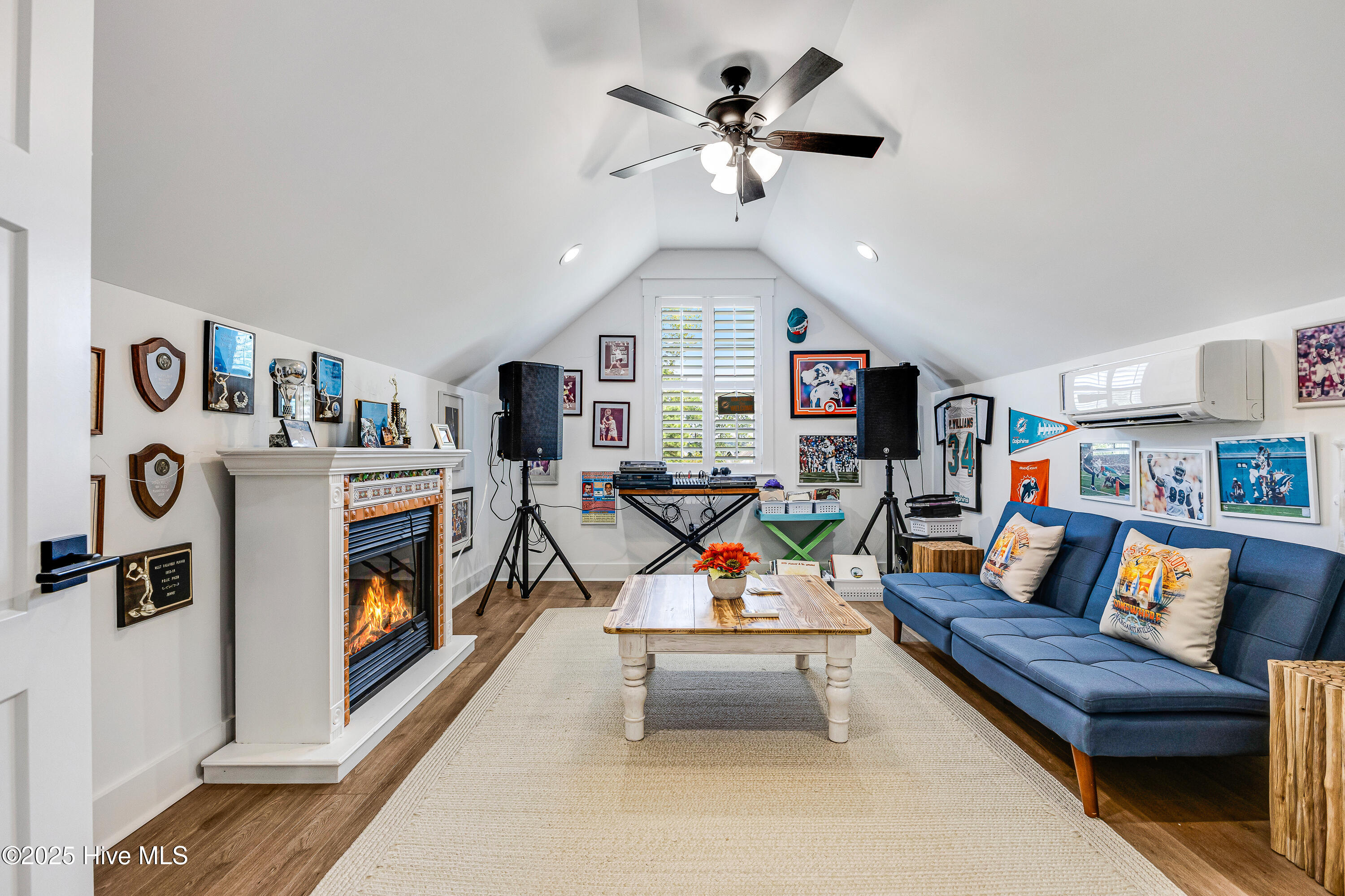 100533188 | Photo 35