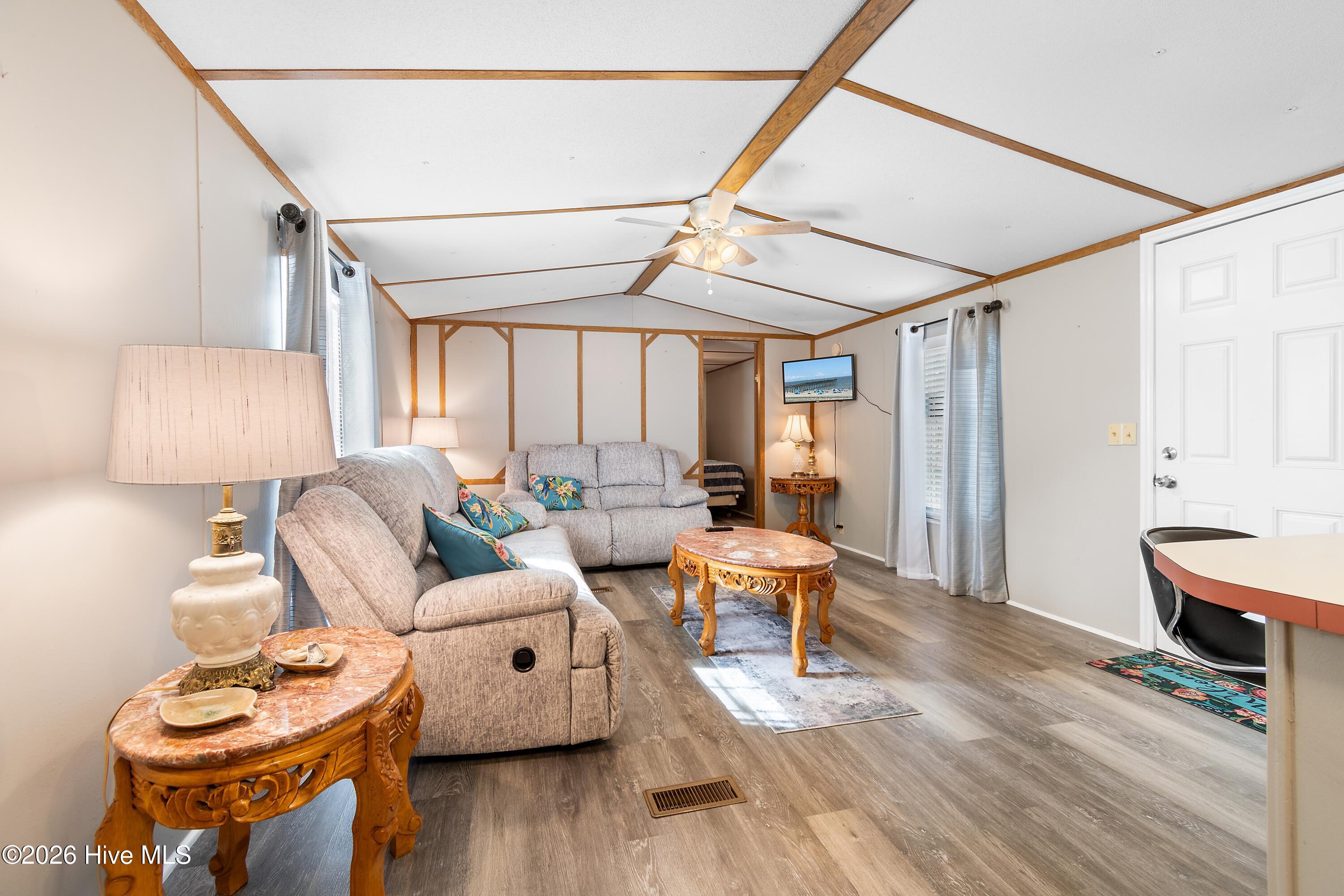 100565764 | Photo 14