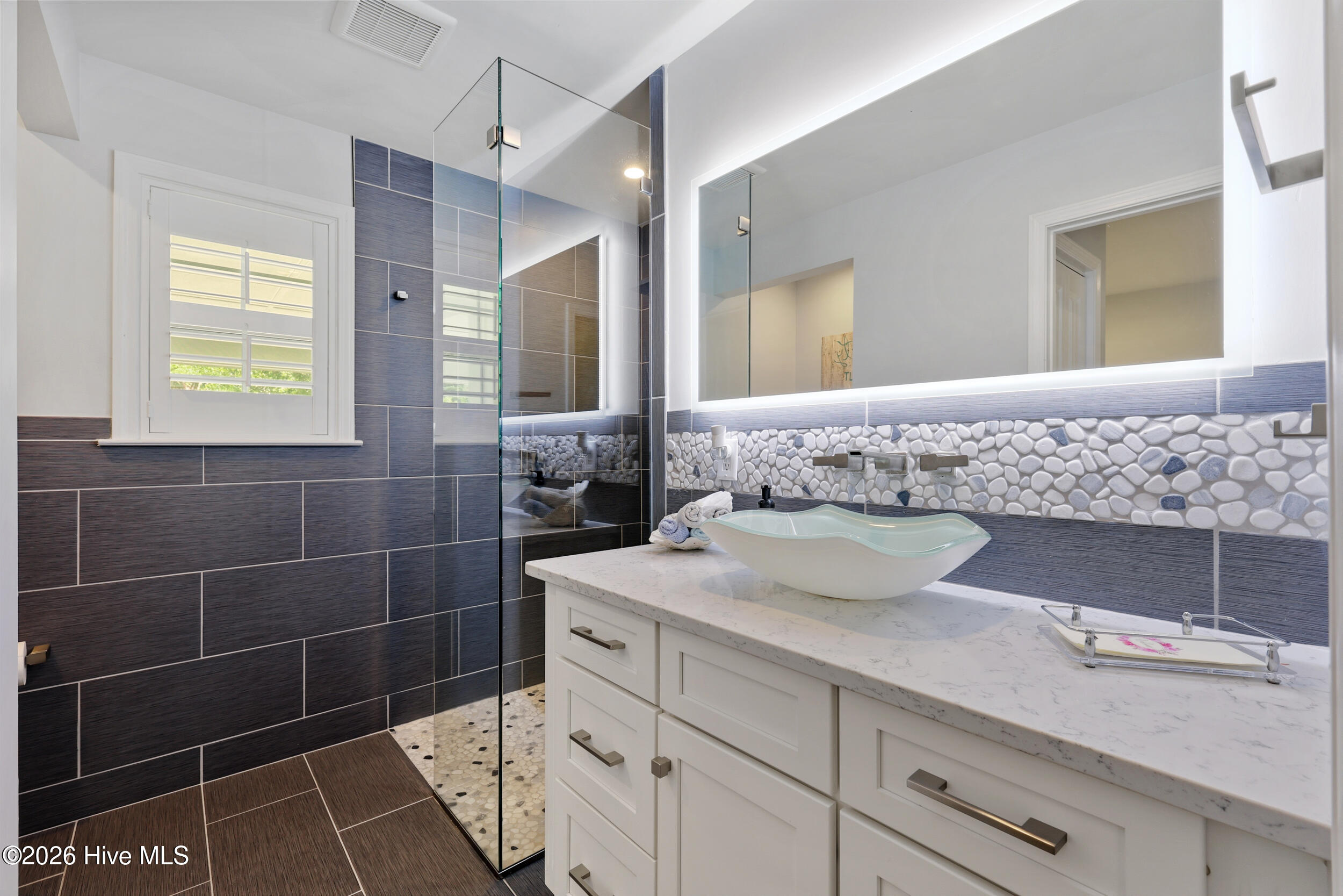 100567989 | Photo 32