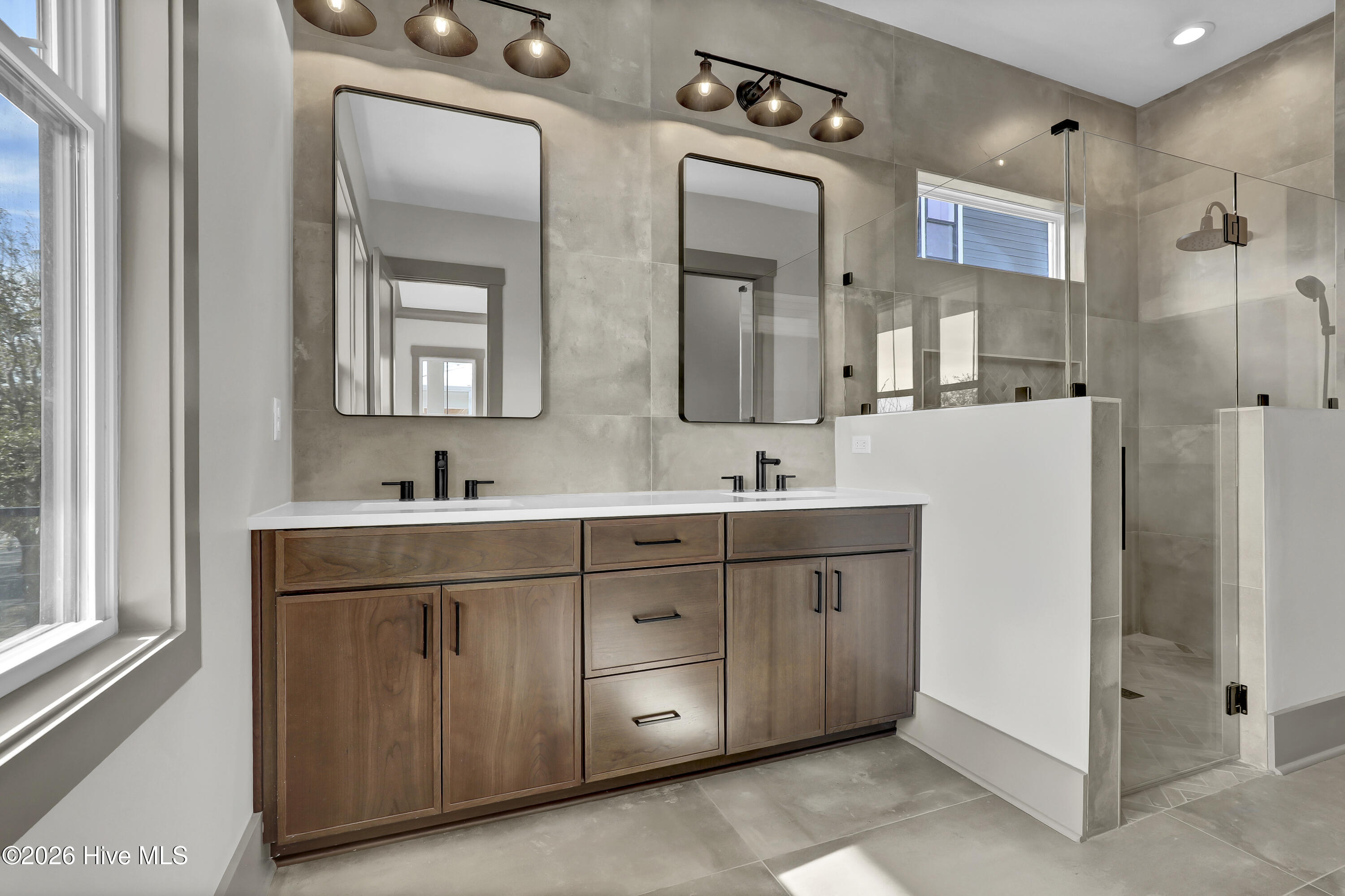 100554929 | Photo 30