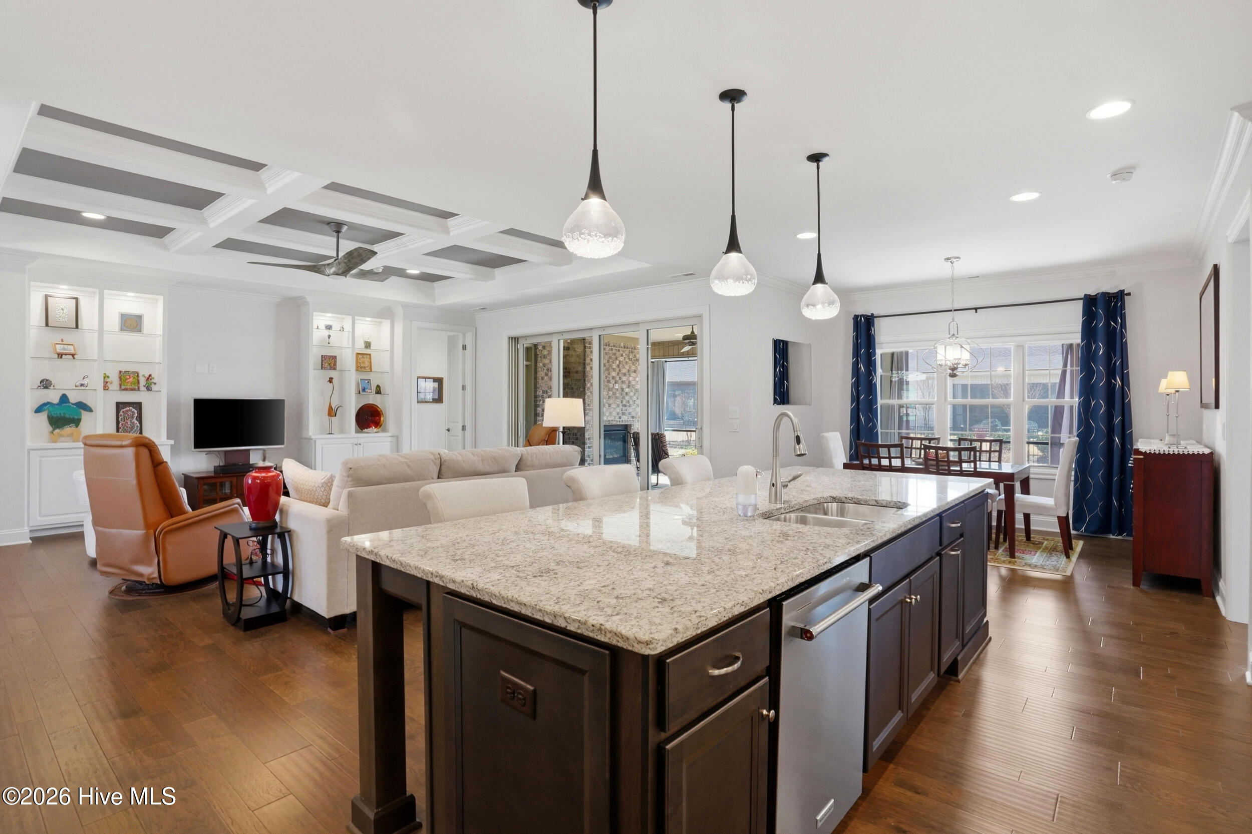 100560979 | Photo 16