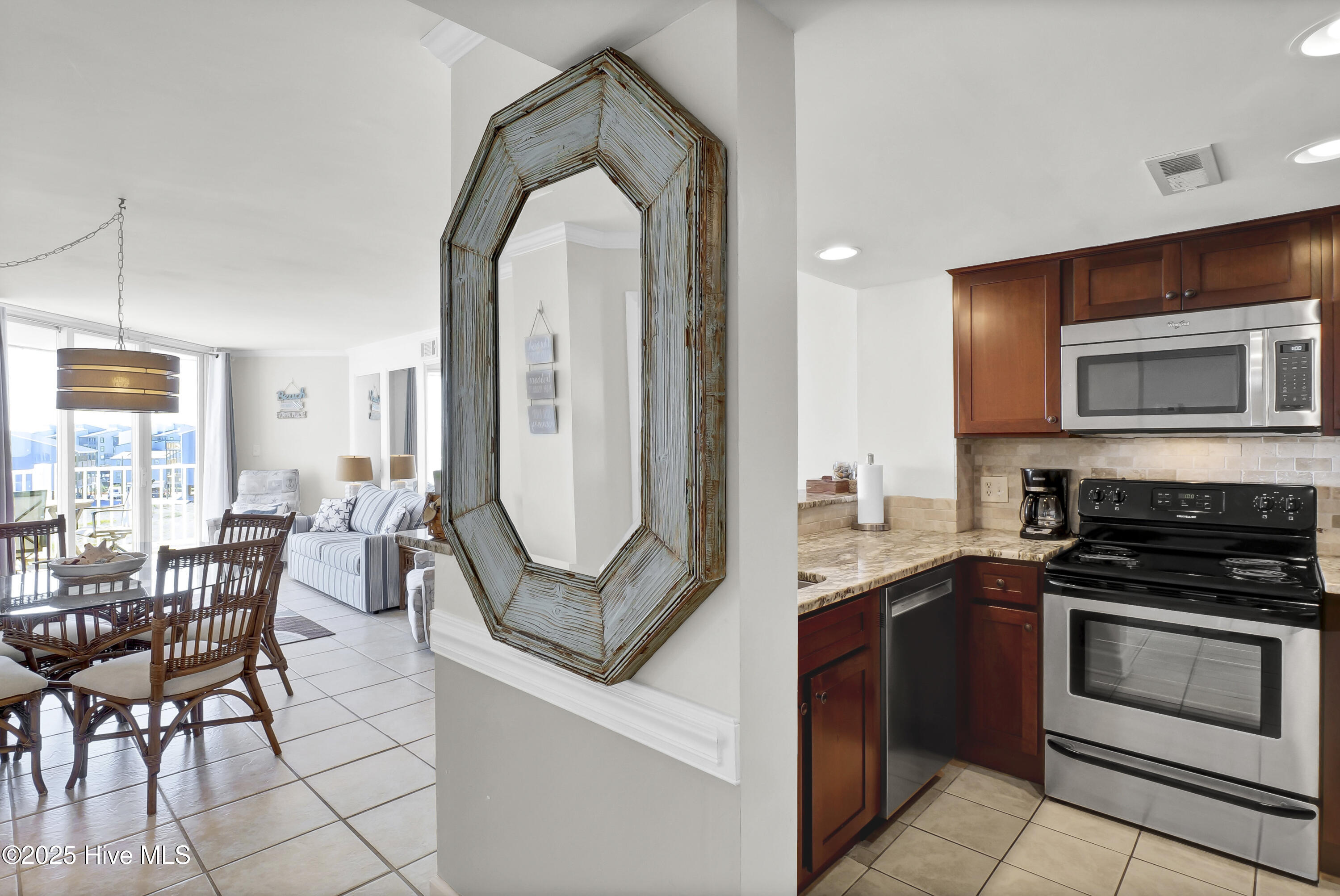 100521278 | Photo 10