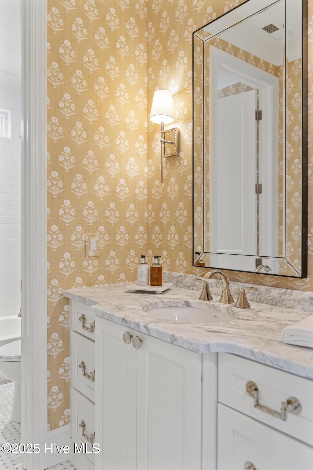 100565849 | Photo 75