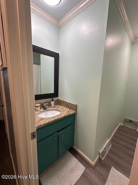 Hall bath w/granite counter