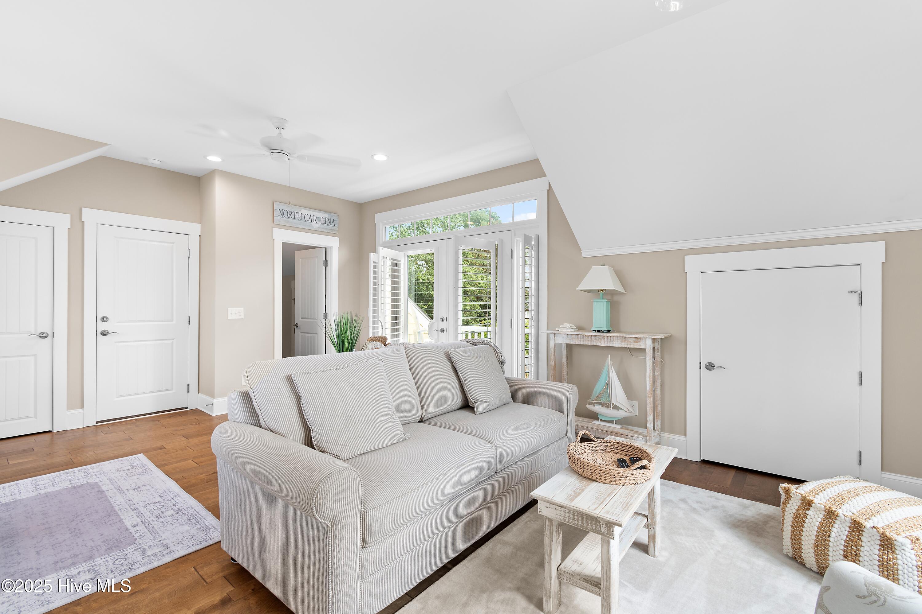 100521650 | Photo 33