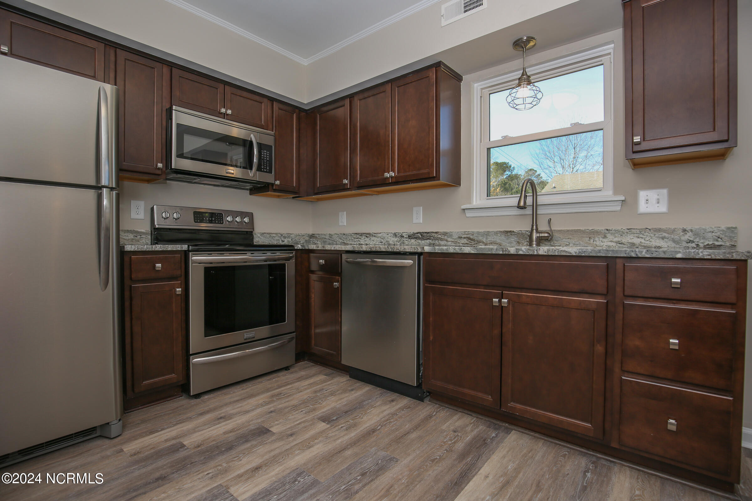 100557159 | Photo 16