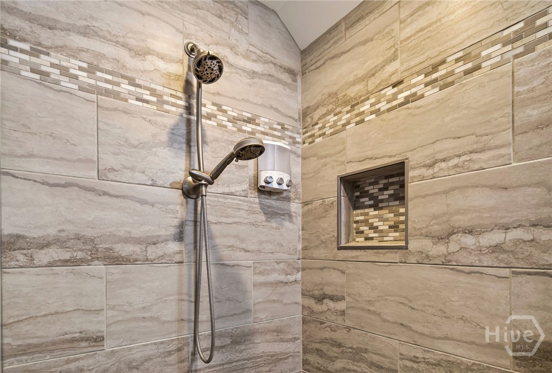 east bedroom ensuite bath