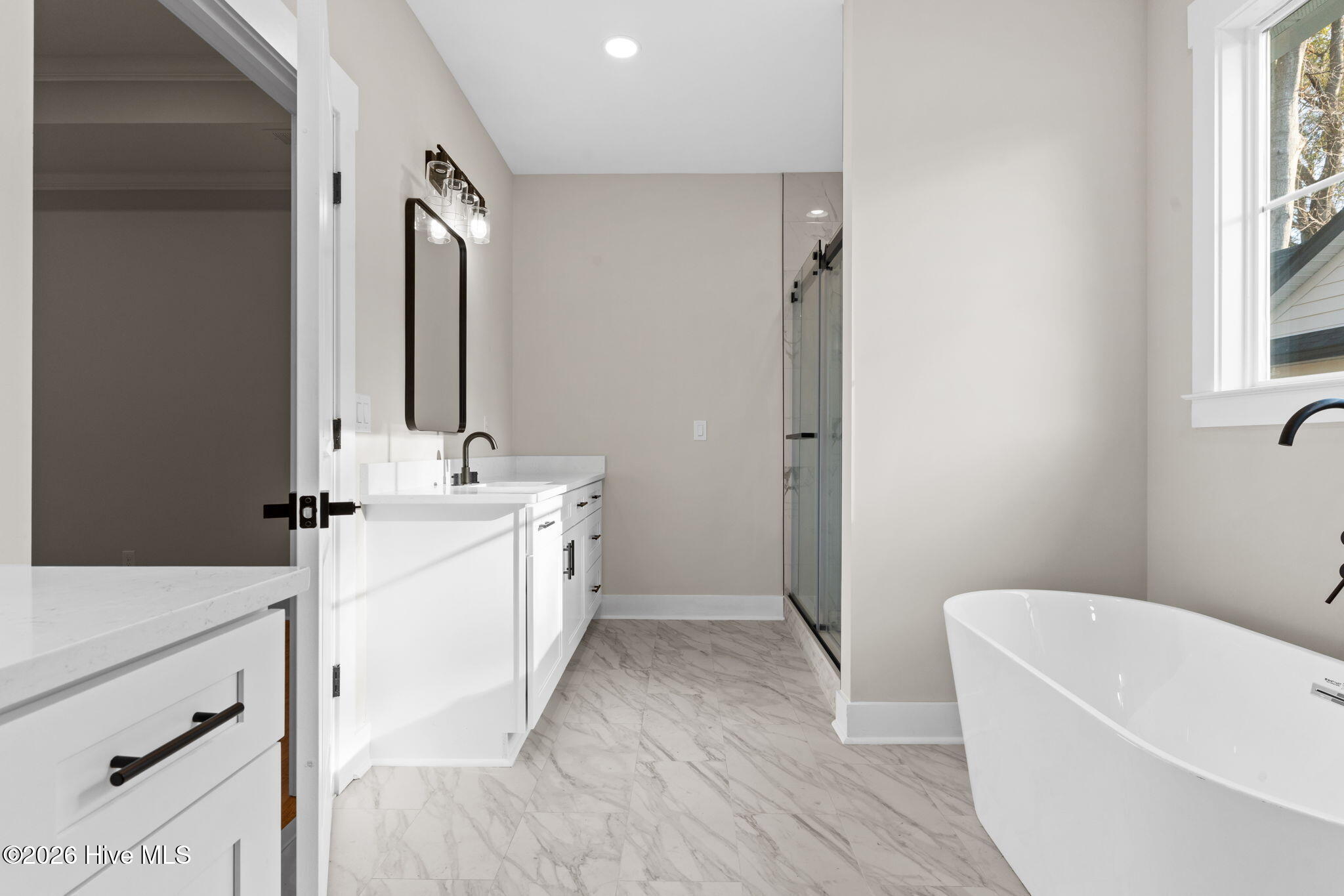 100558112 | Photo 26