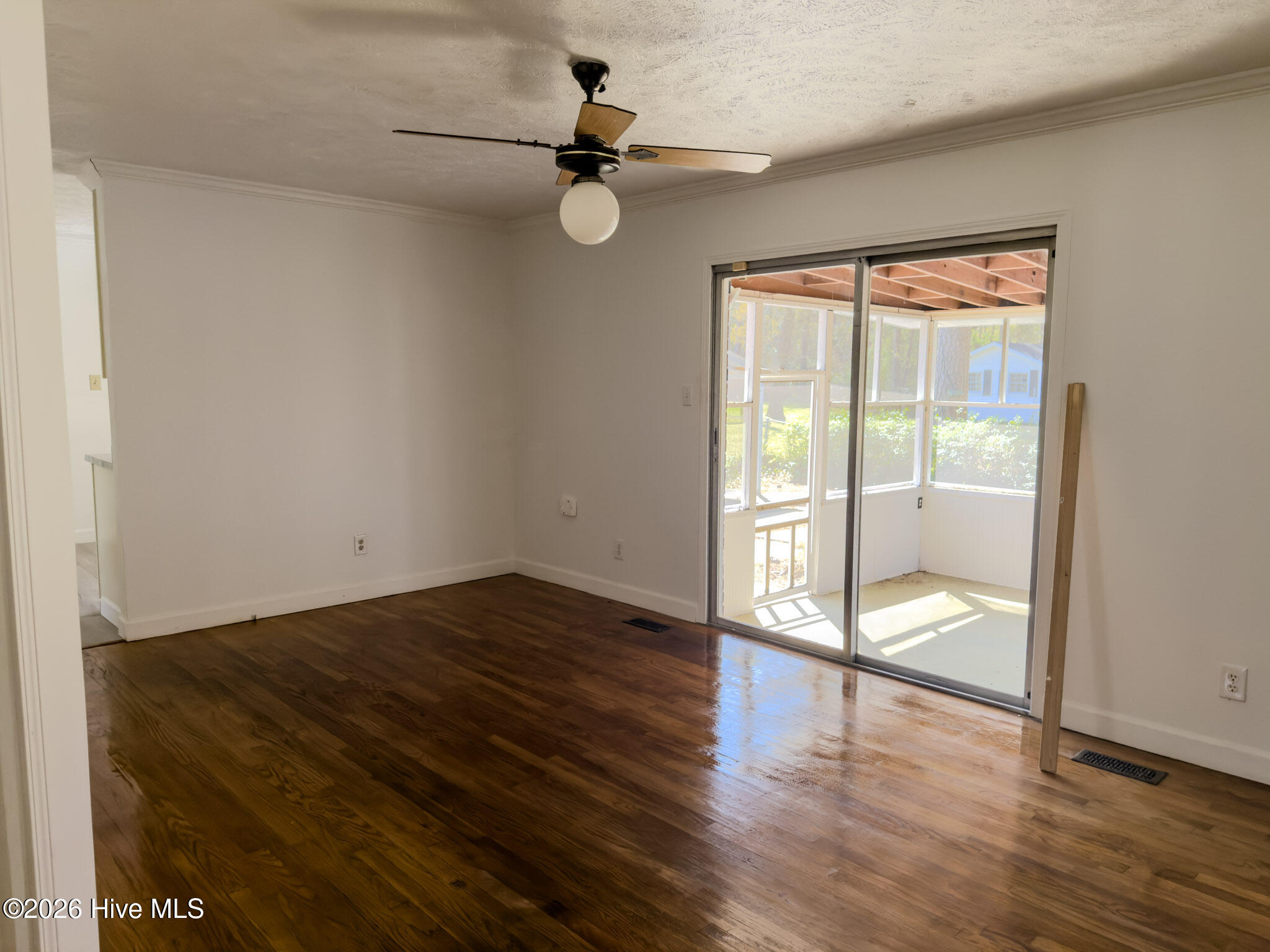 100567353 | Photo 14