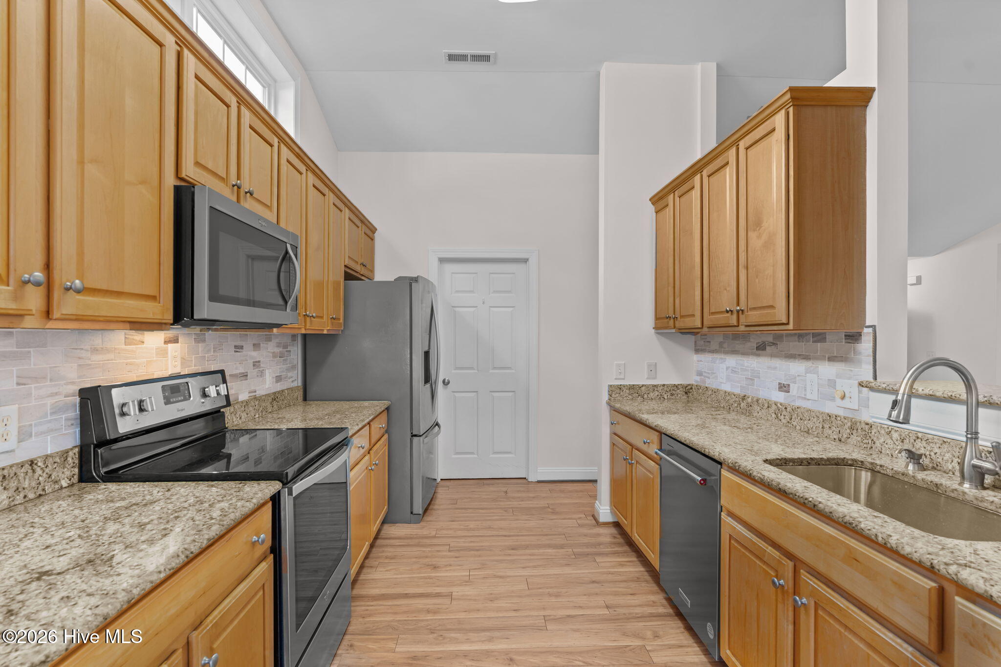 100549598 | Photo 15