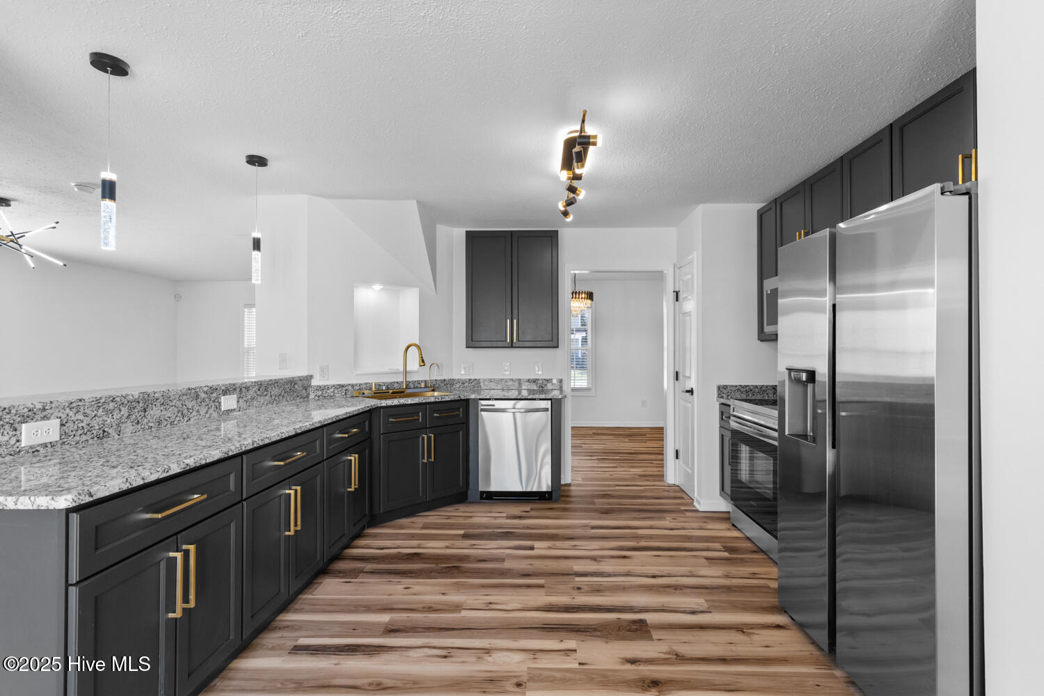 100536928 | Photo 11