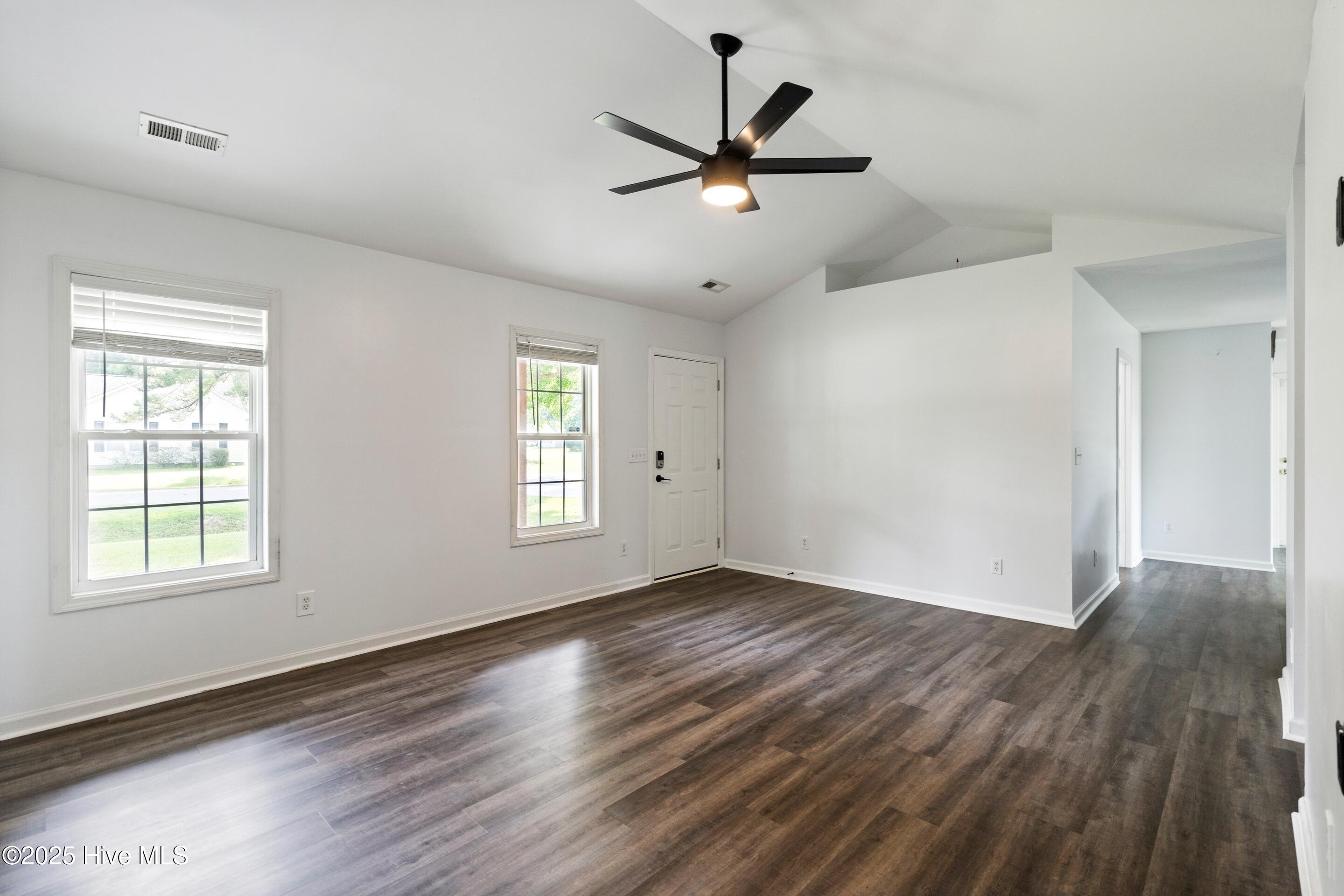 3127 Memory Lane, Castle Hayne, NC 28429 – photo 7: living room