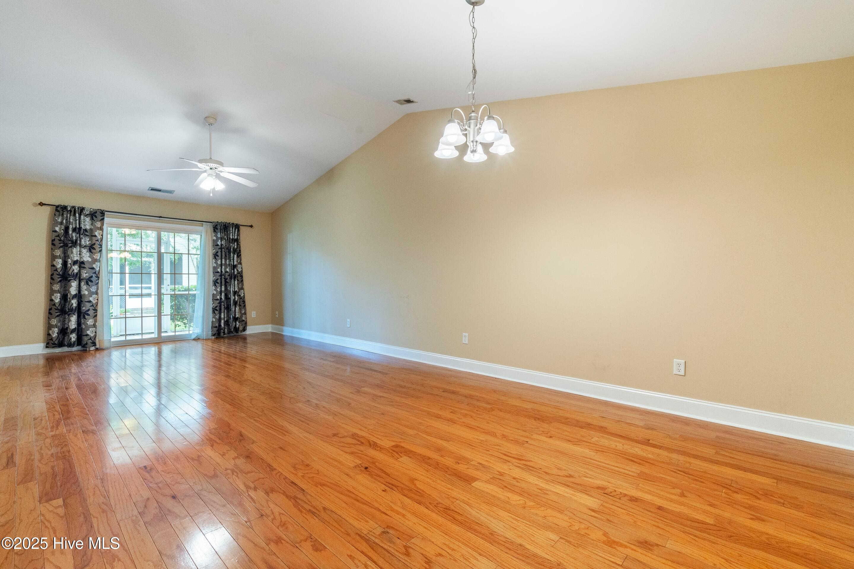 100522418 | Photo 20