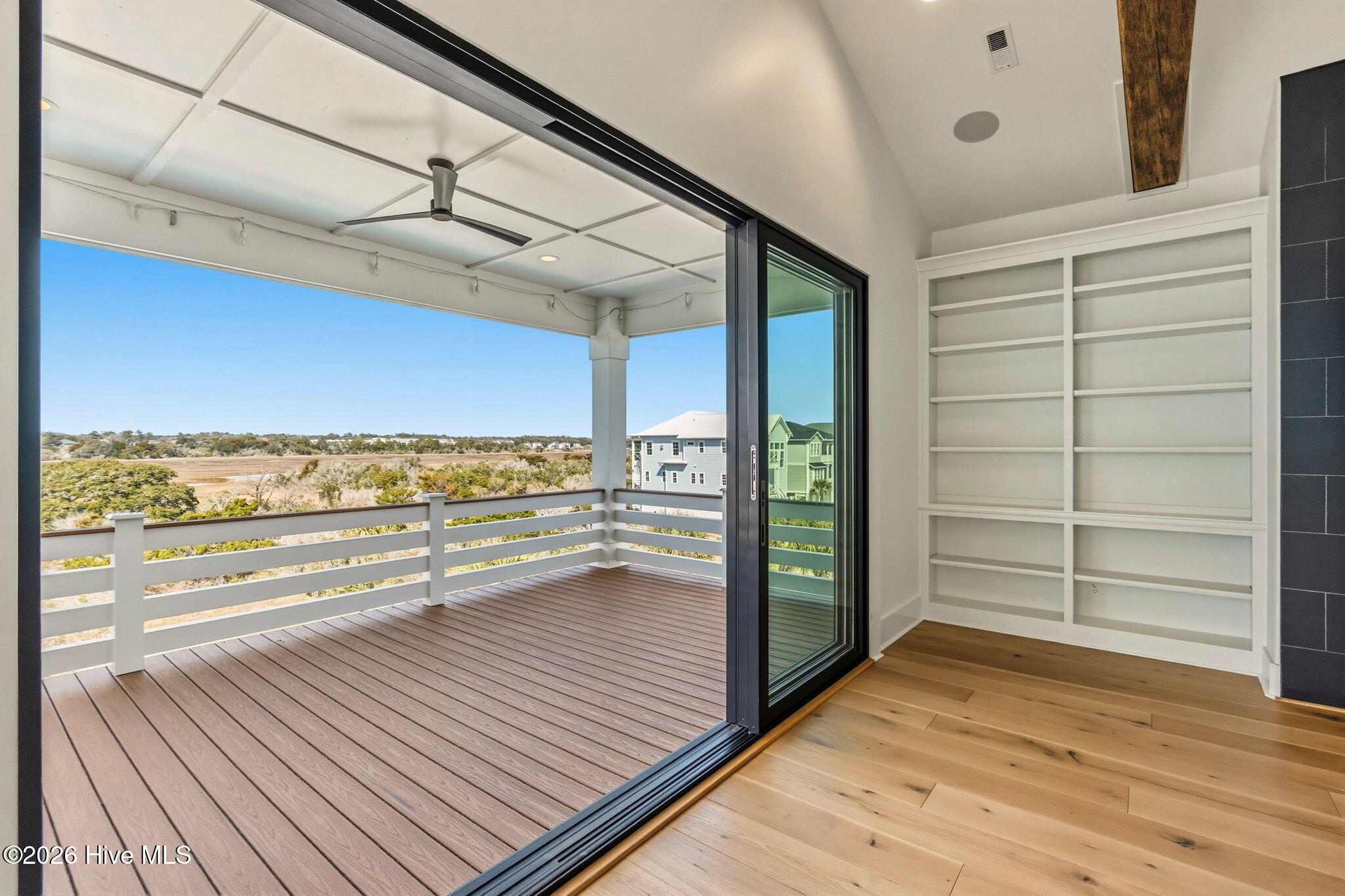 100557252 | Photo 14