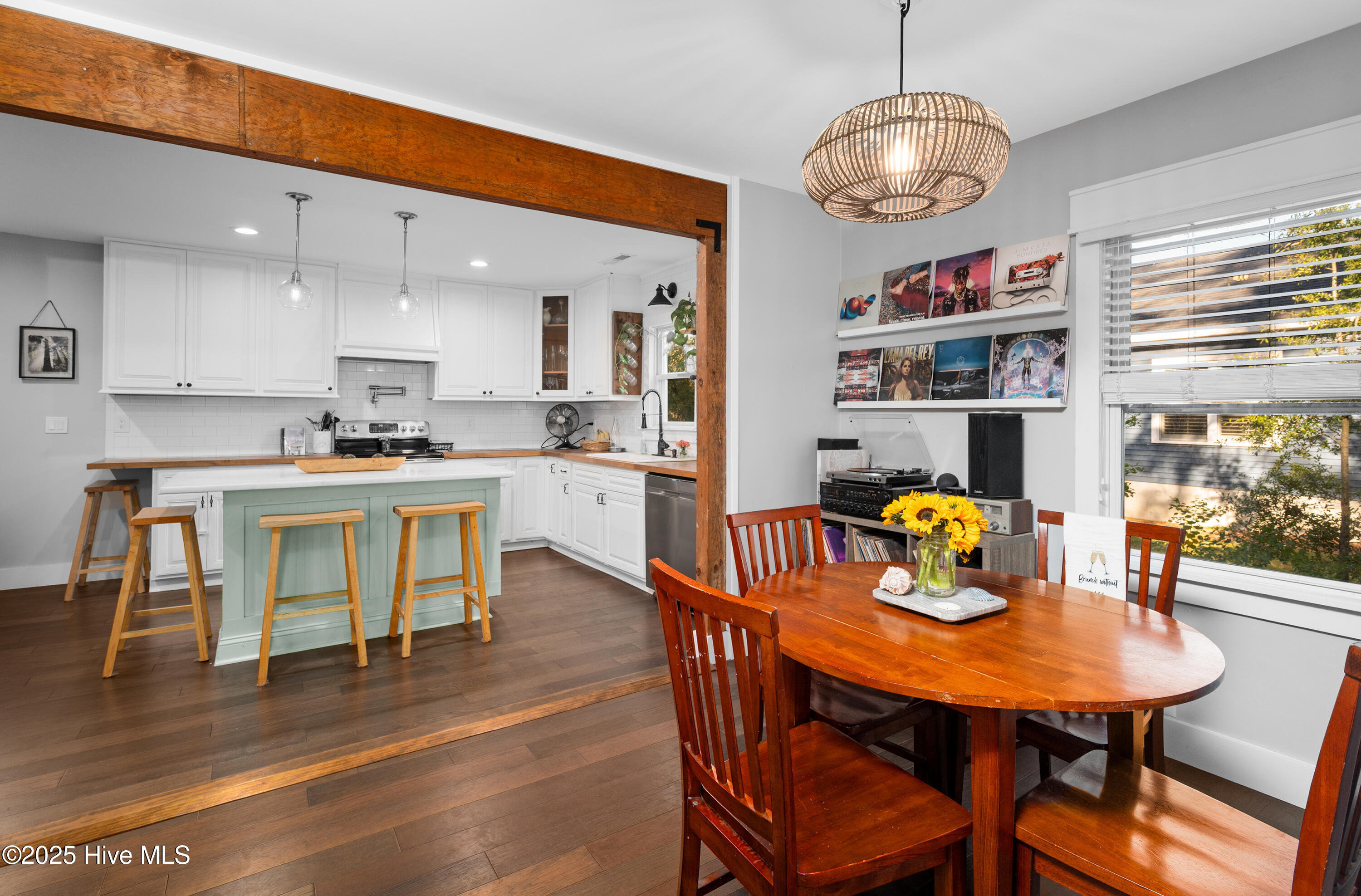 100542345 | Photo 11