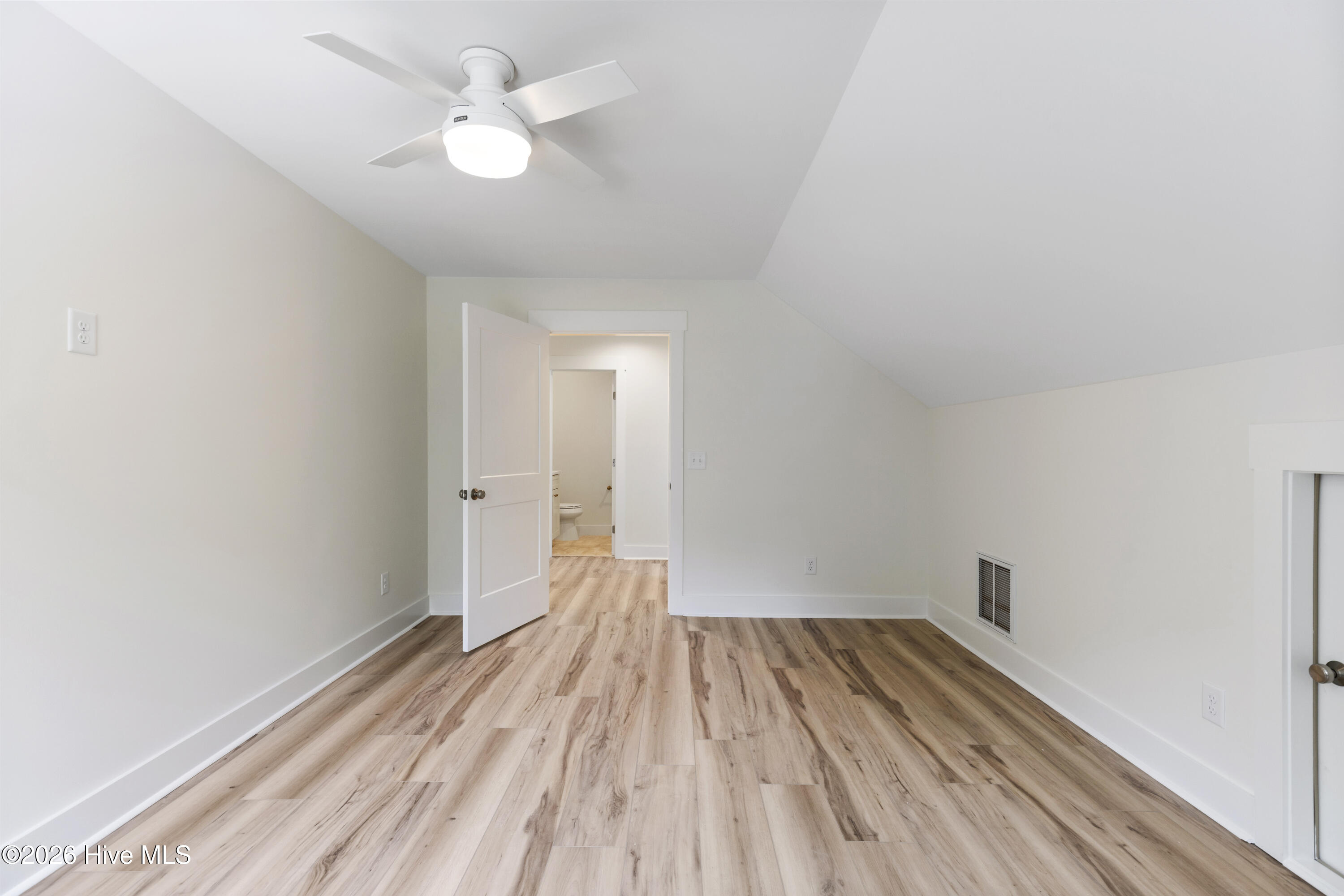 100553830 | Photo 36