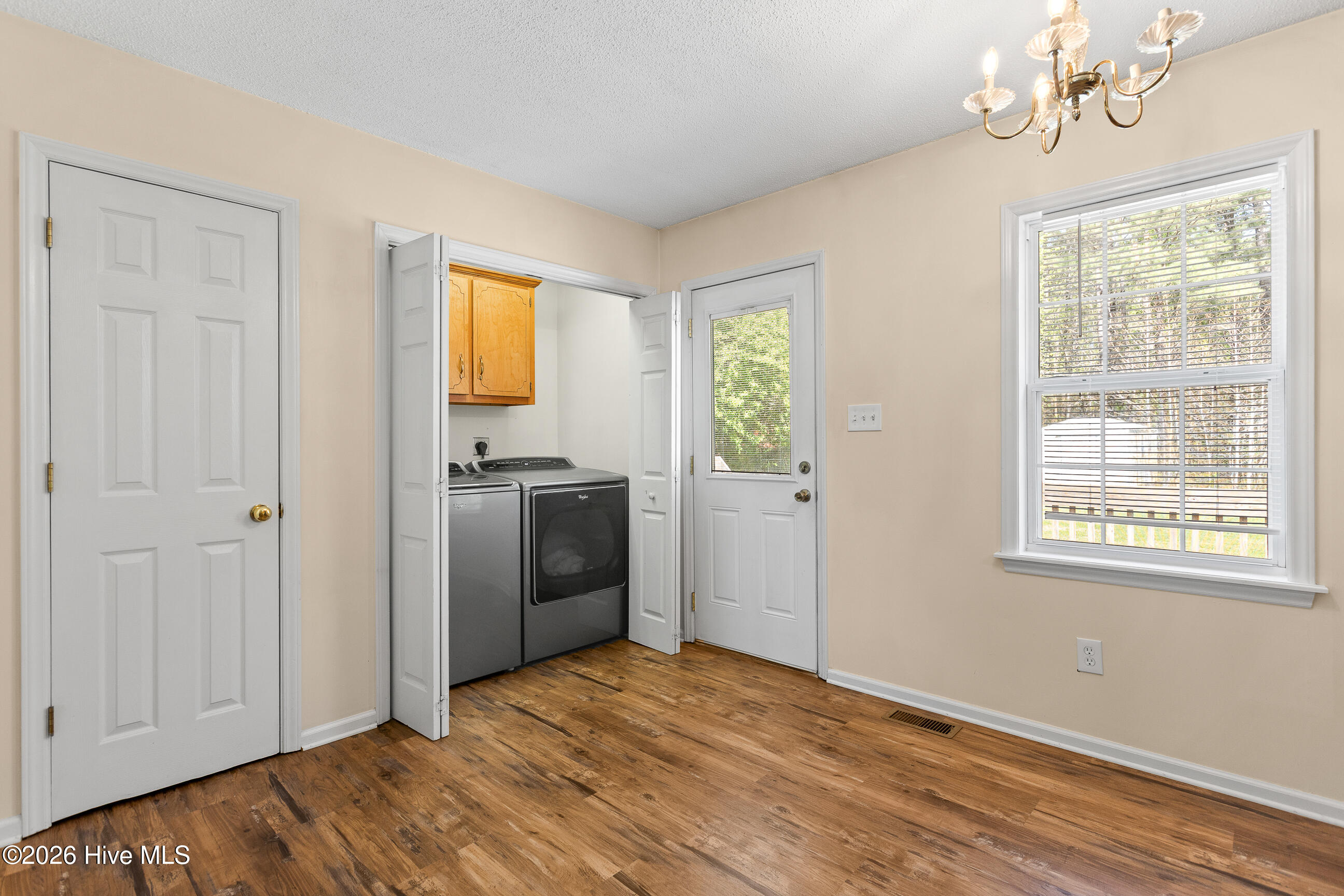 100565409 | Photo 13