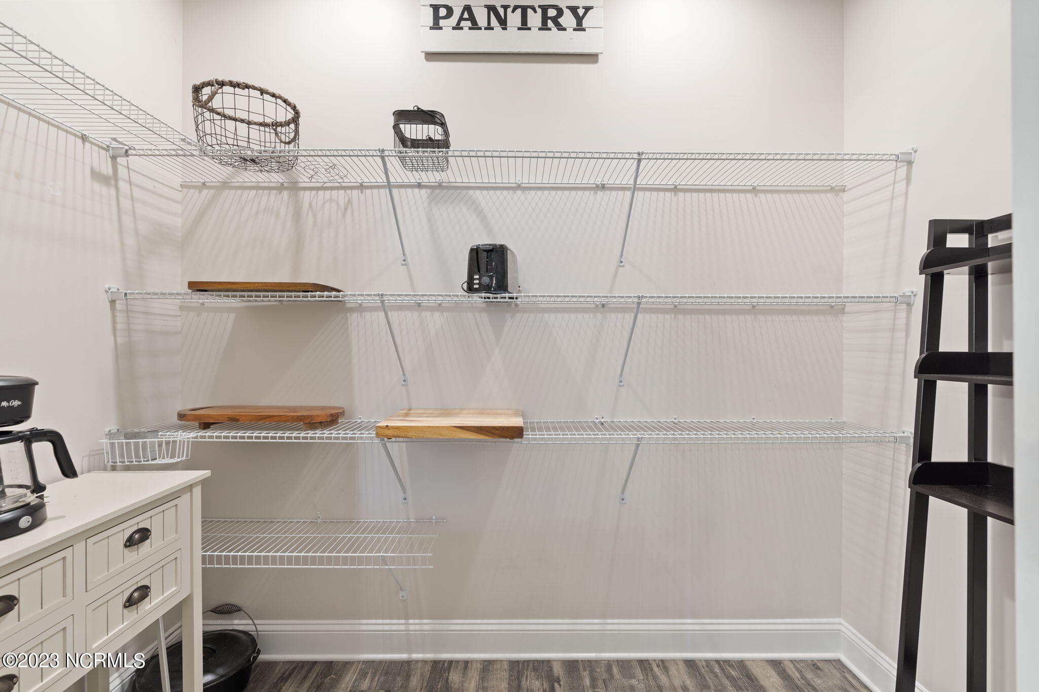 100568297 | Photo 24