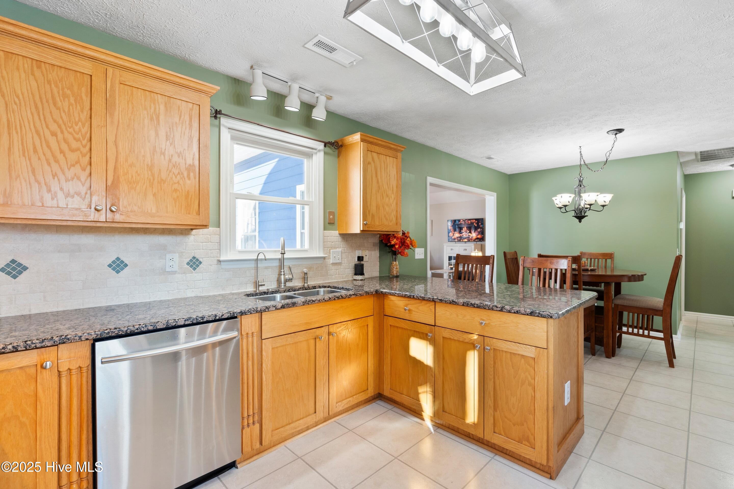 100535792 | Photo 59