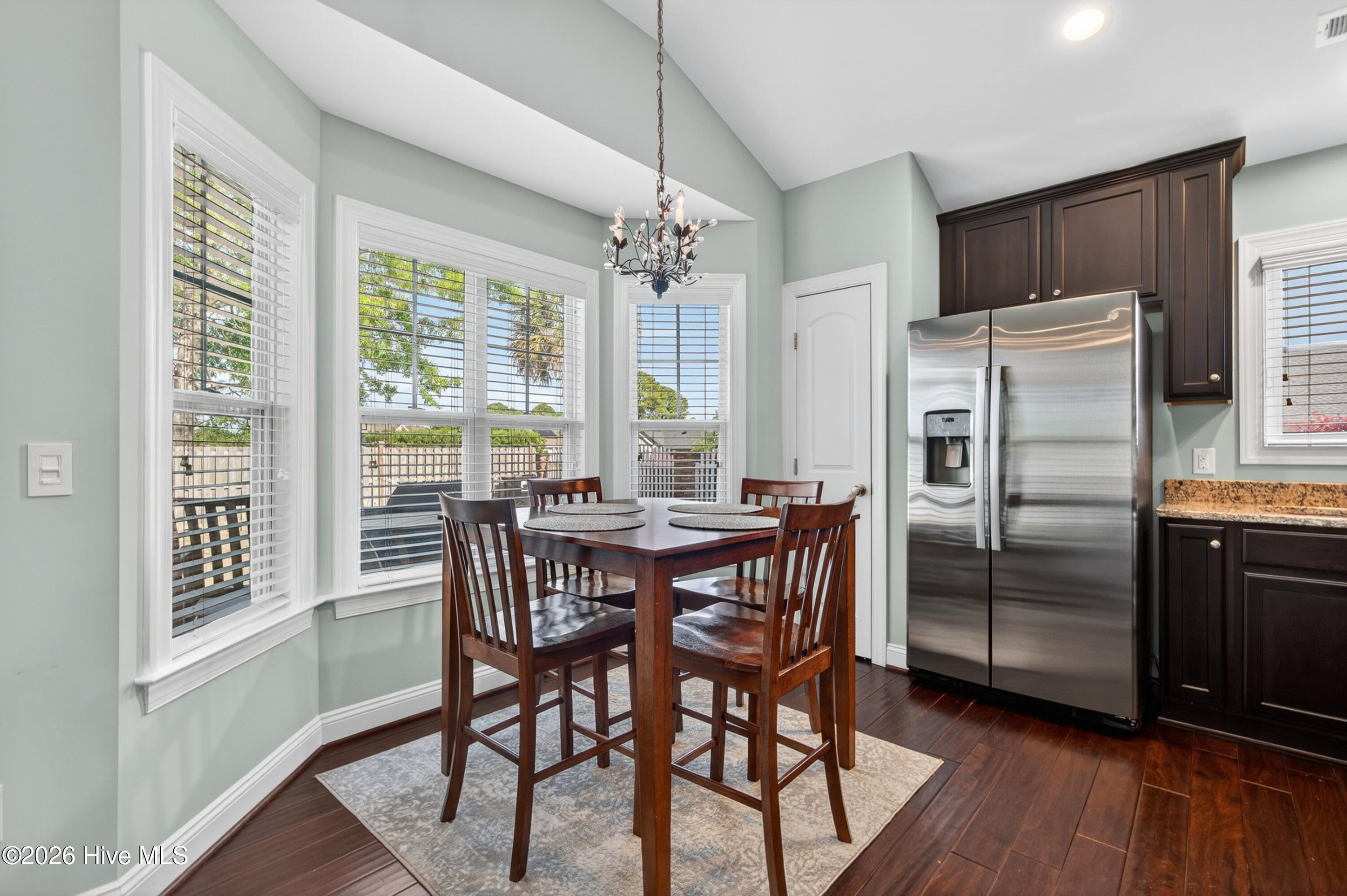 100566210 | Photo 15