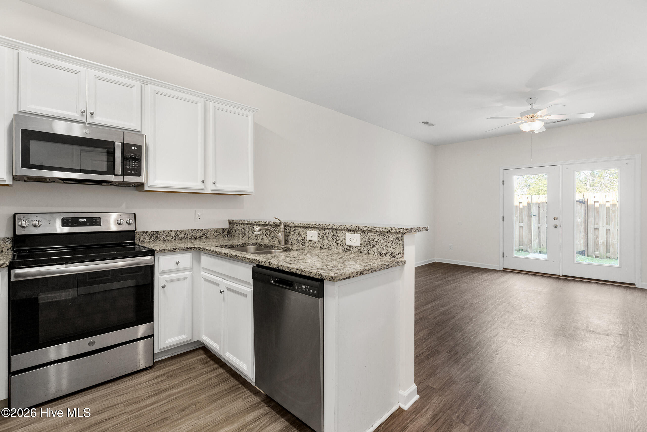 100562810 | Photo 11