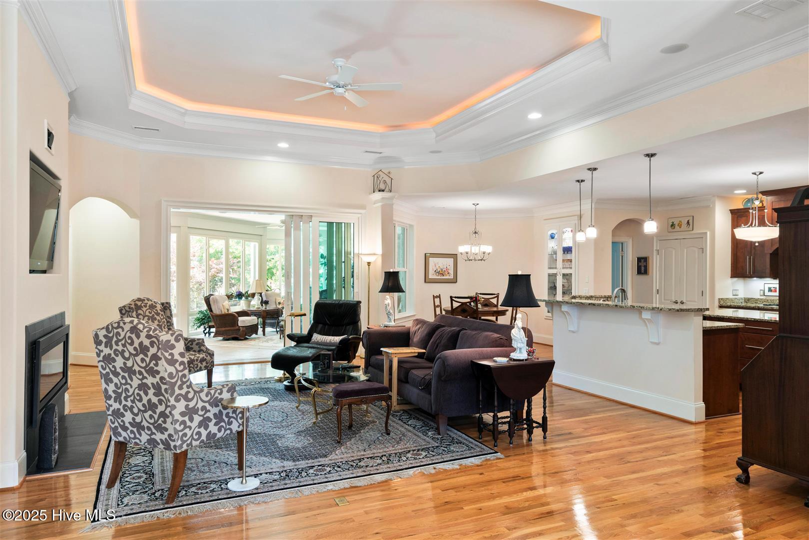 100518615 | Photo 13