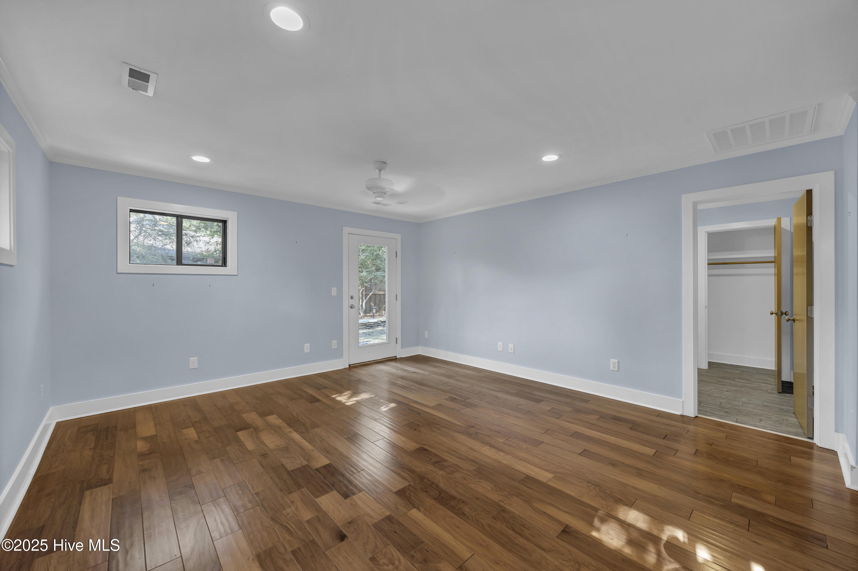 100540470 | Photo 14