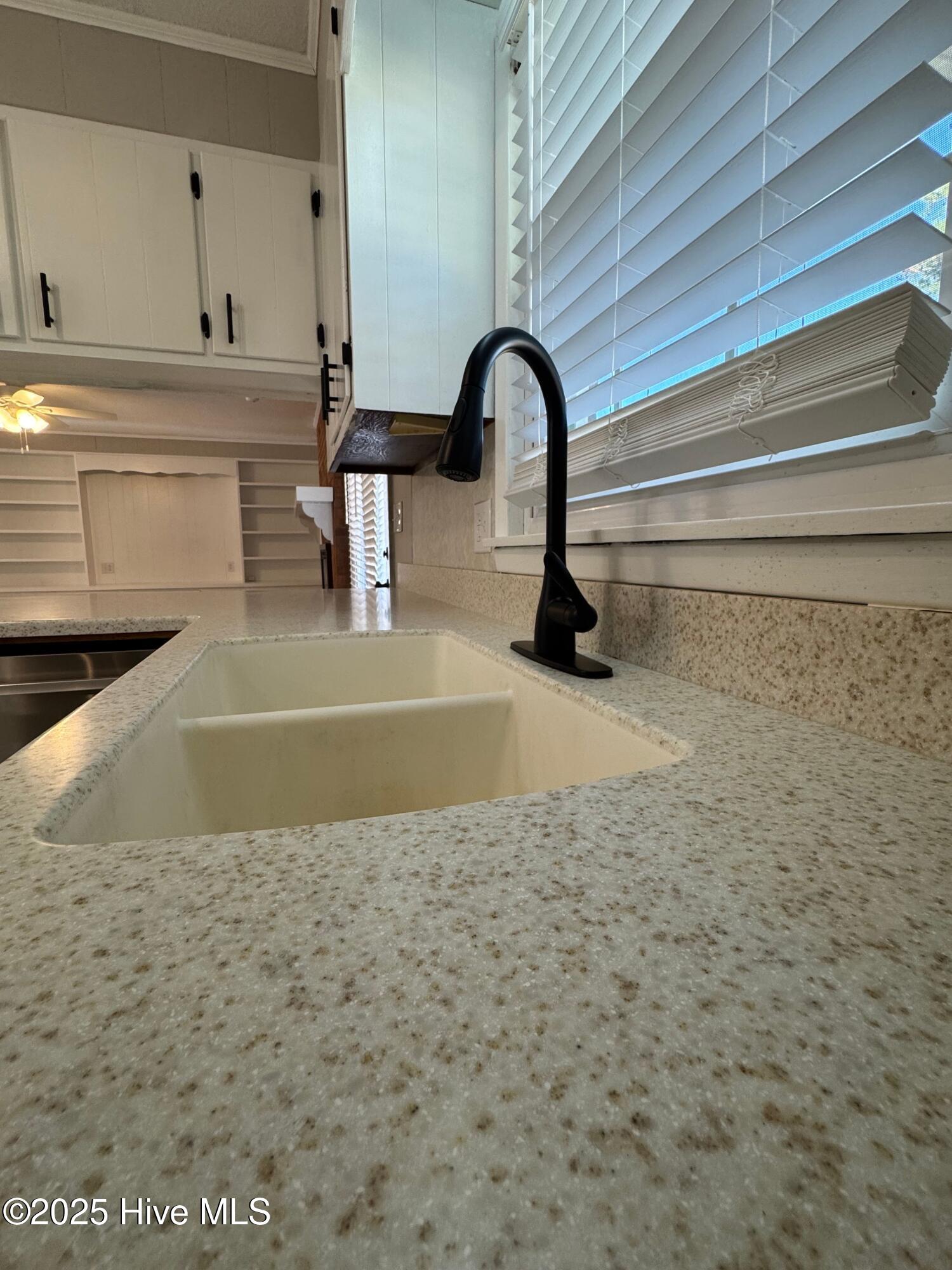 100542072 | Photo 15