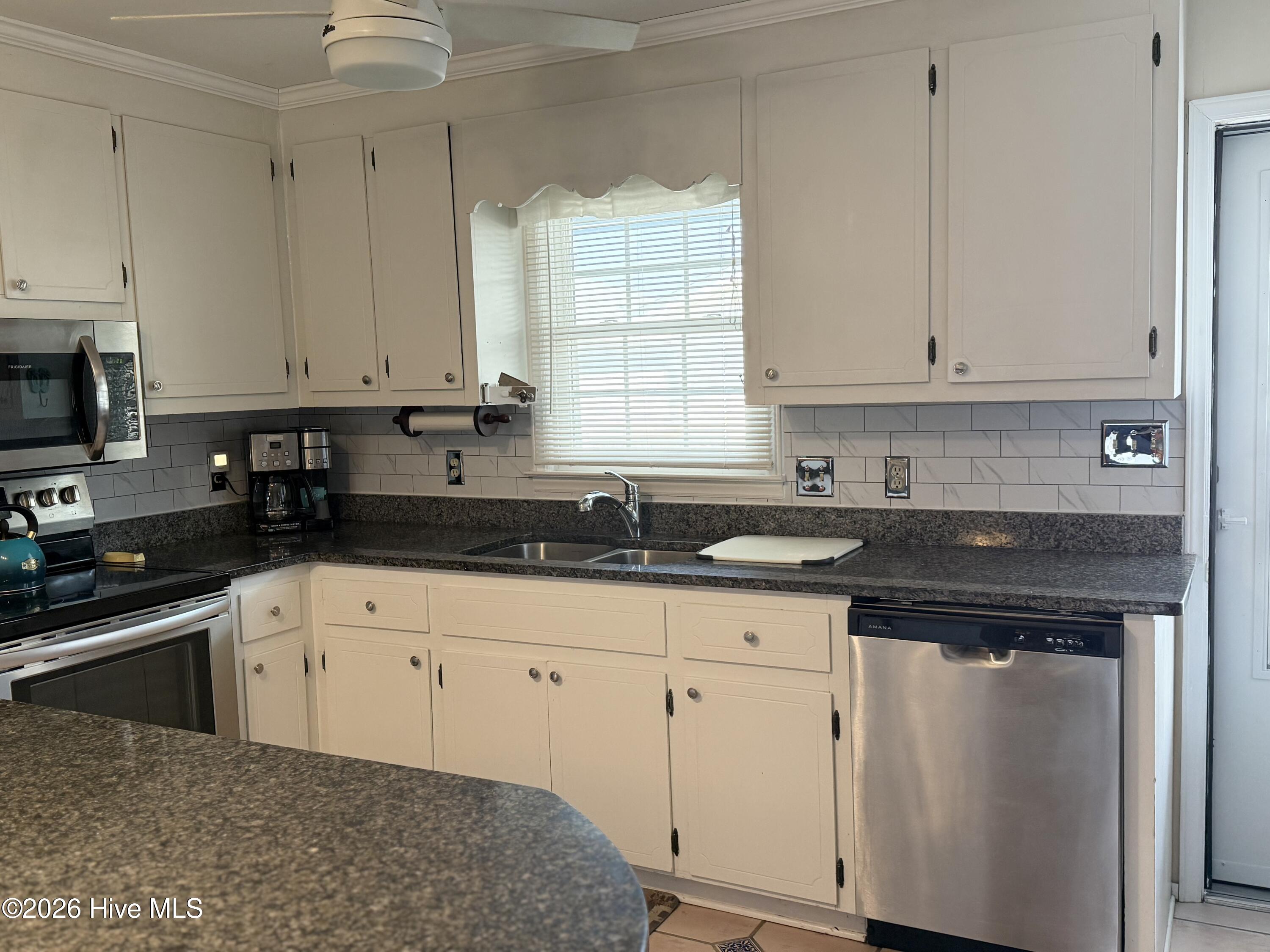 100537685 | Photo 14