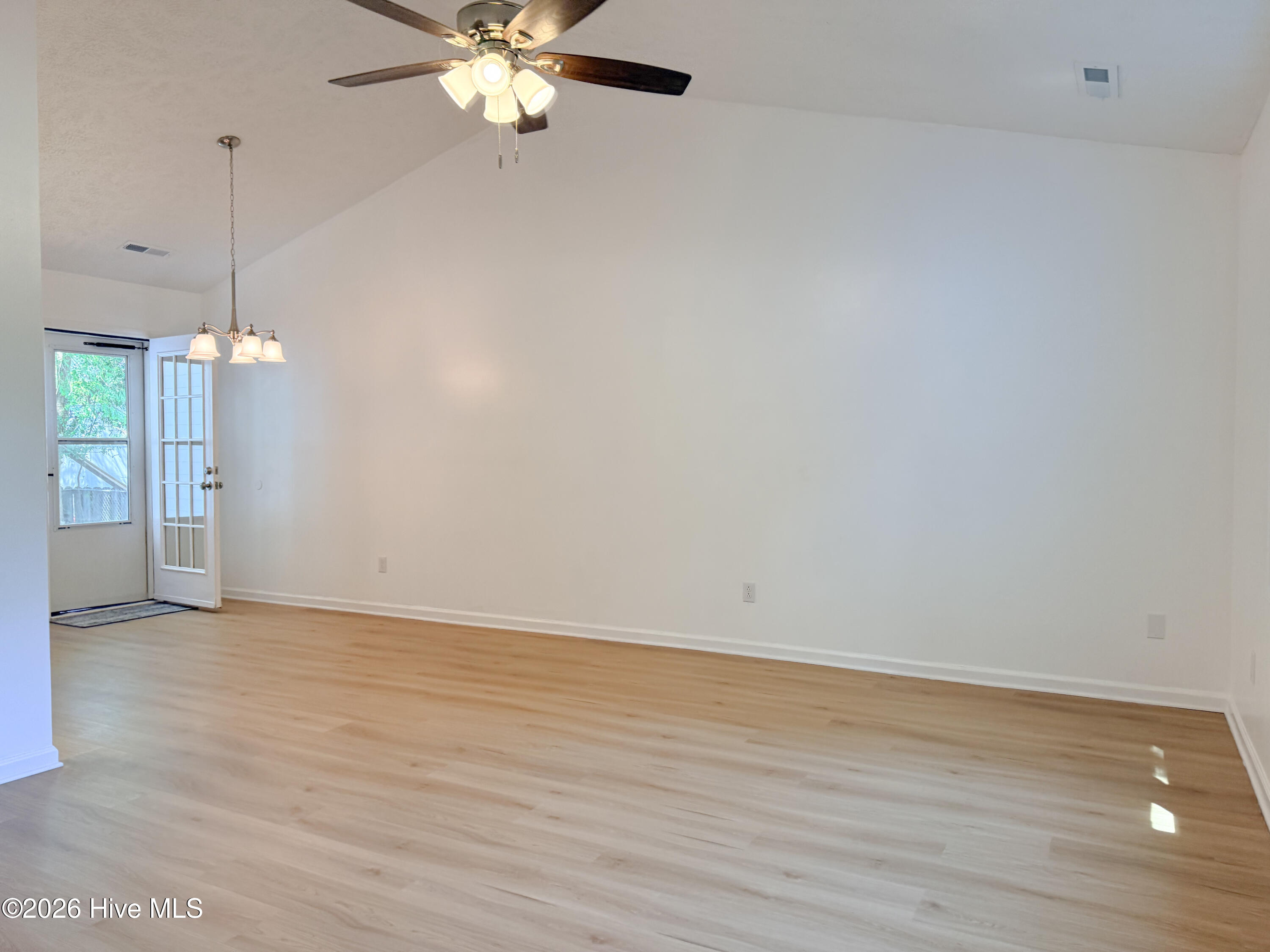 100568255 | Photo 12