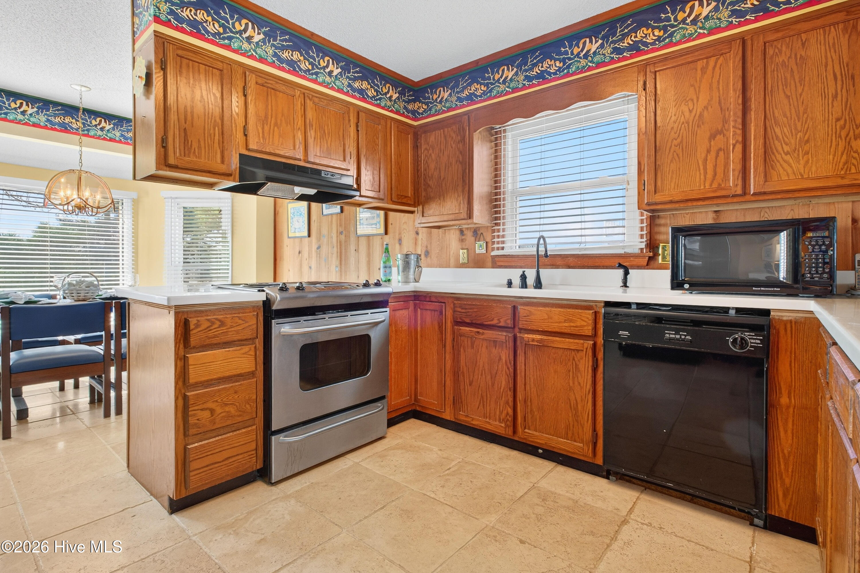 100558876 | Photo 12