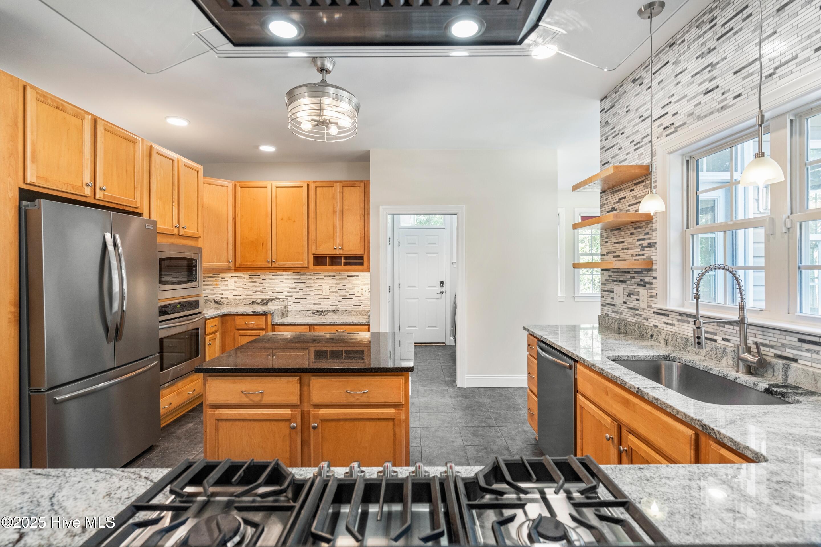 100537413 | Photo 23