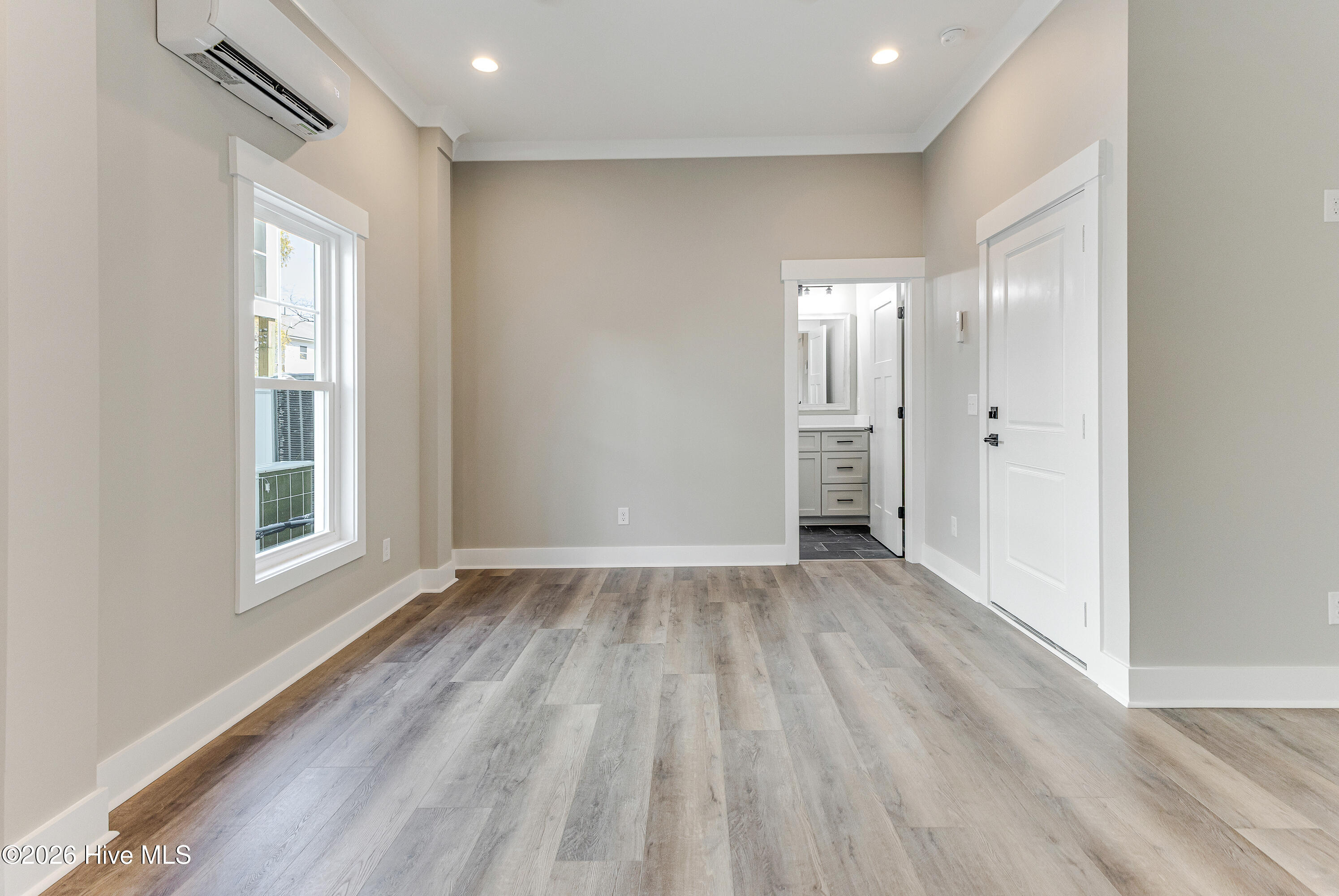 100564365 | Photo 37