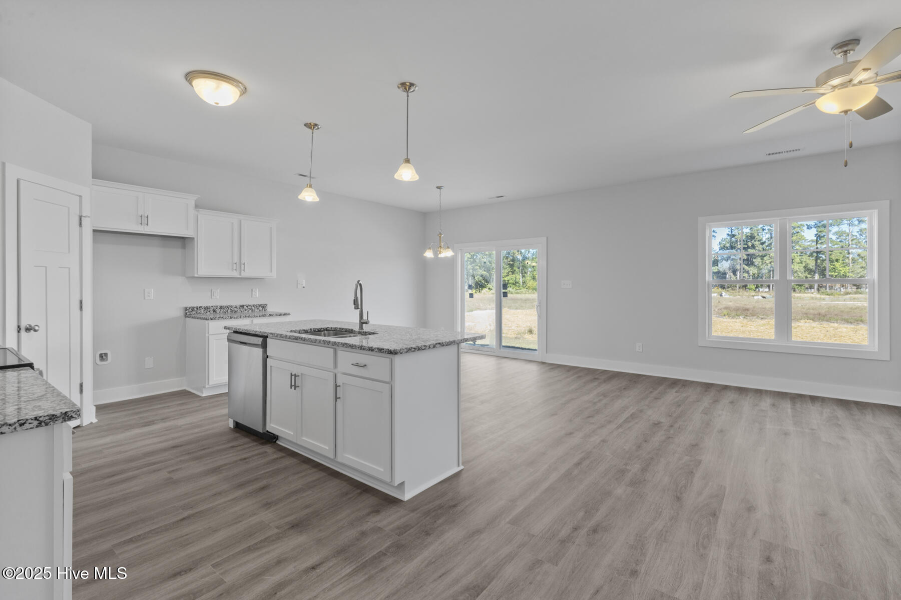 100540175 | Photo 11