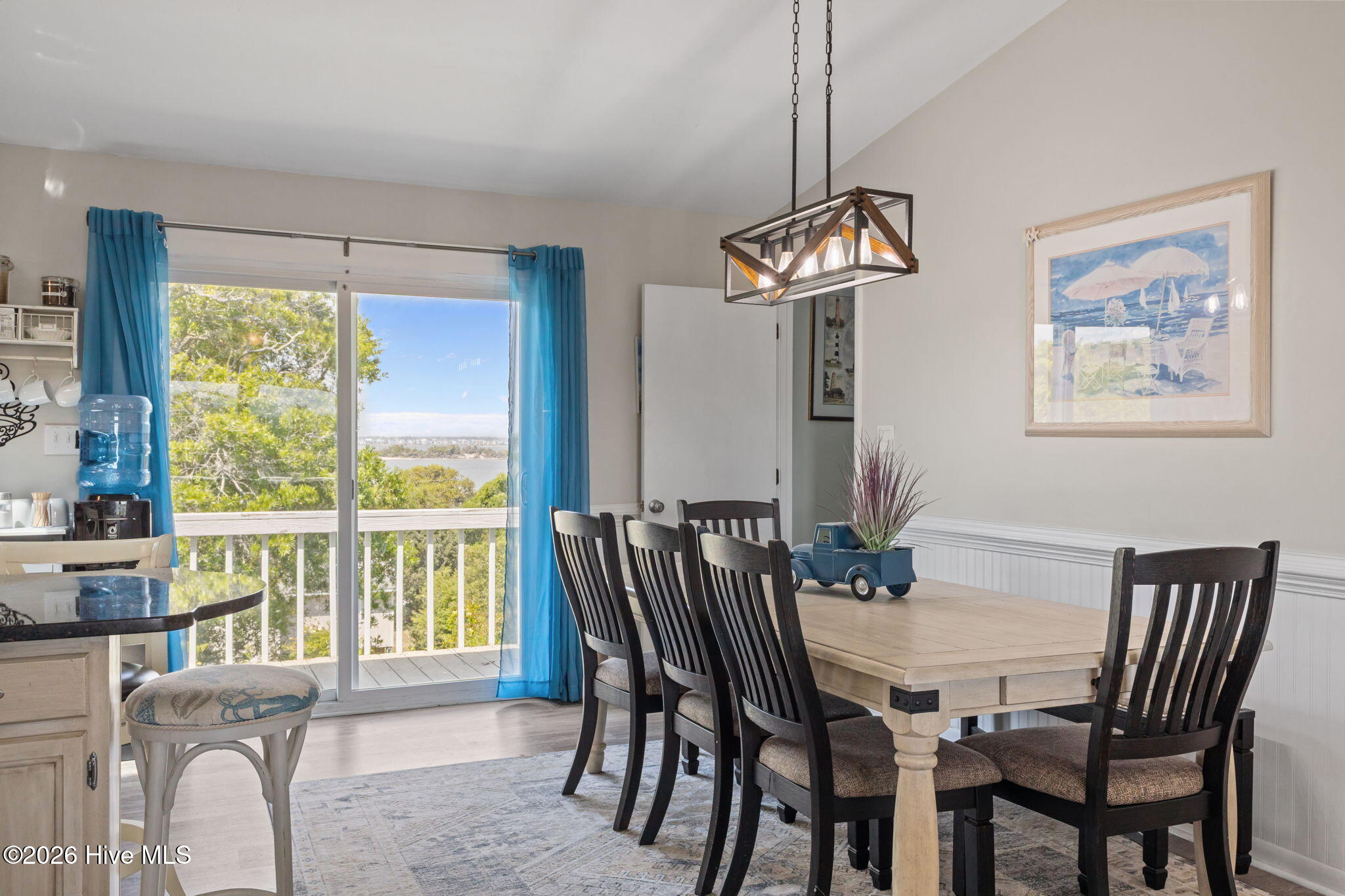 100568142 | Photo 10