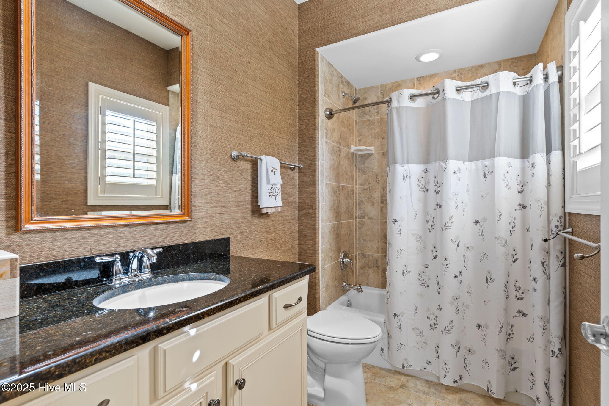 100538069 | Photo 25