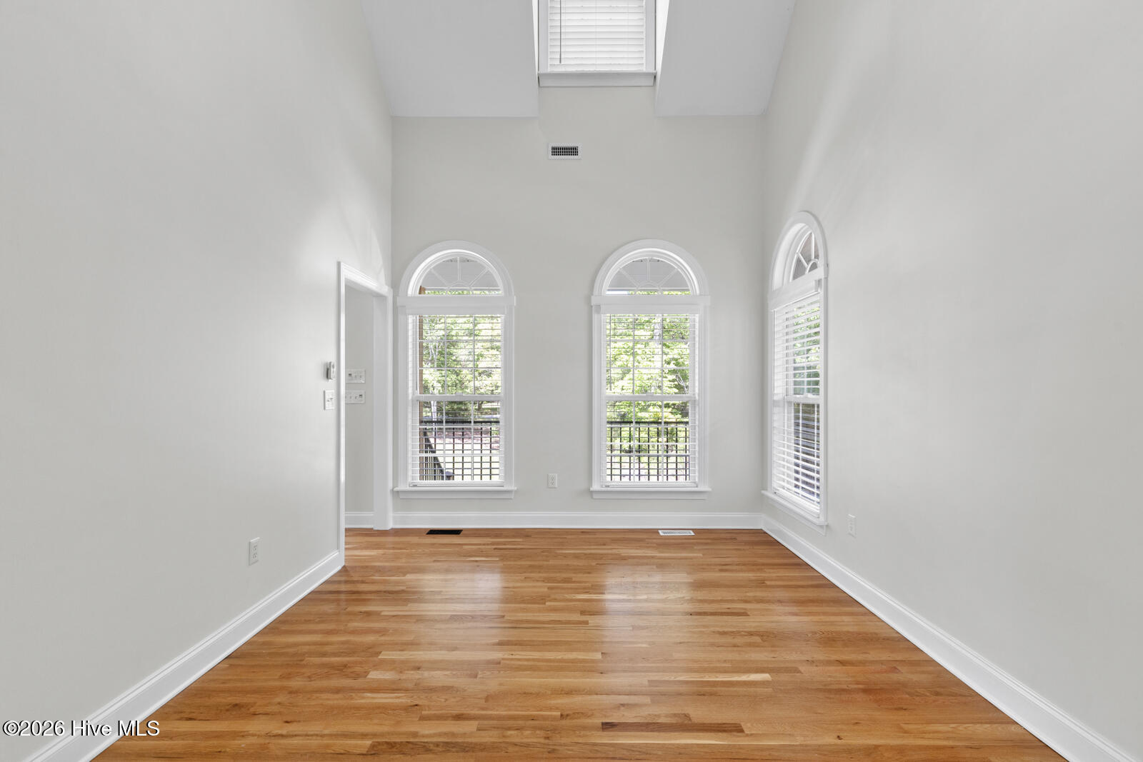 100569189 | Photo 28