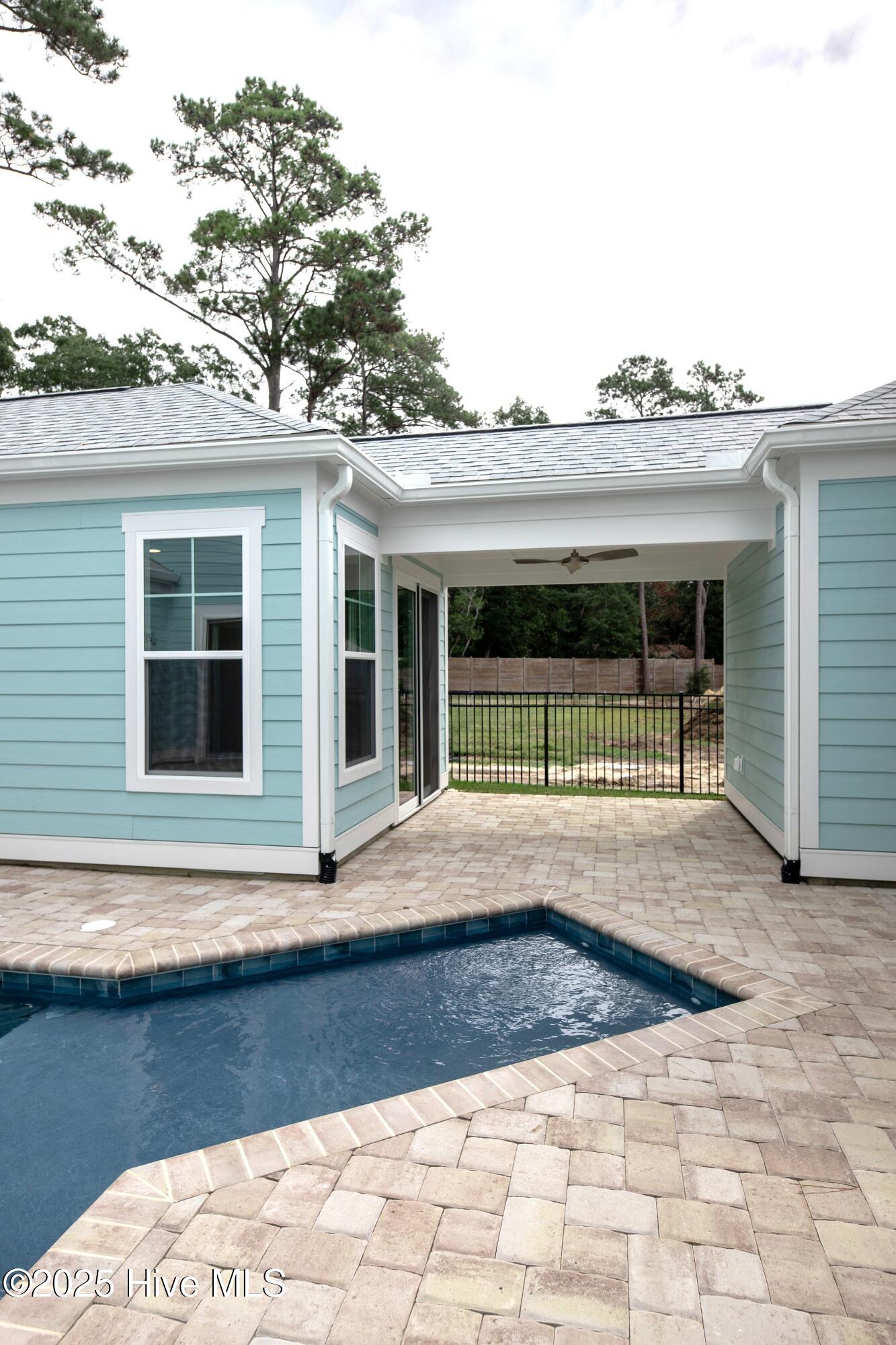 100521268 | Photo 24