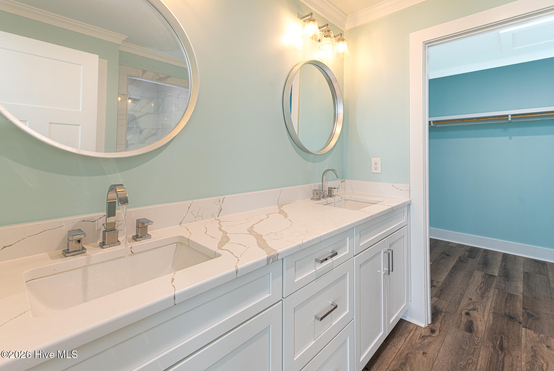 100568096 | Photo 54