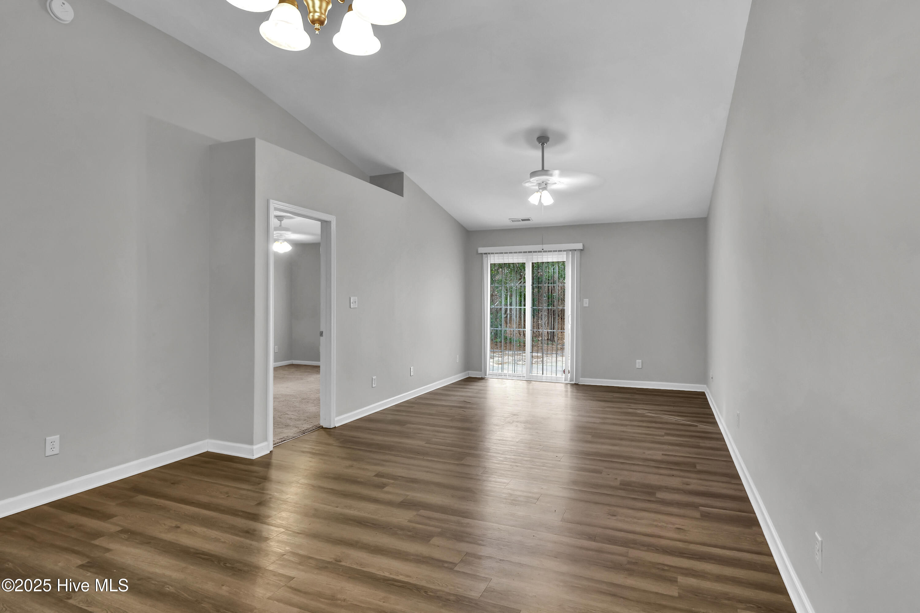 100483467 | Photo 14