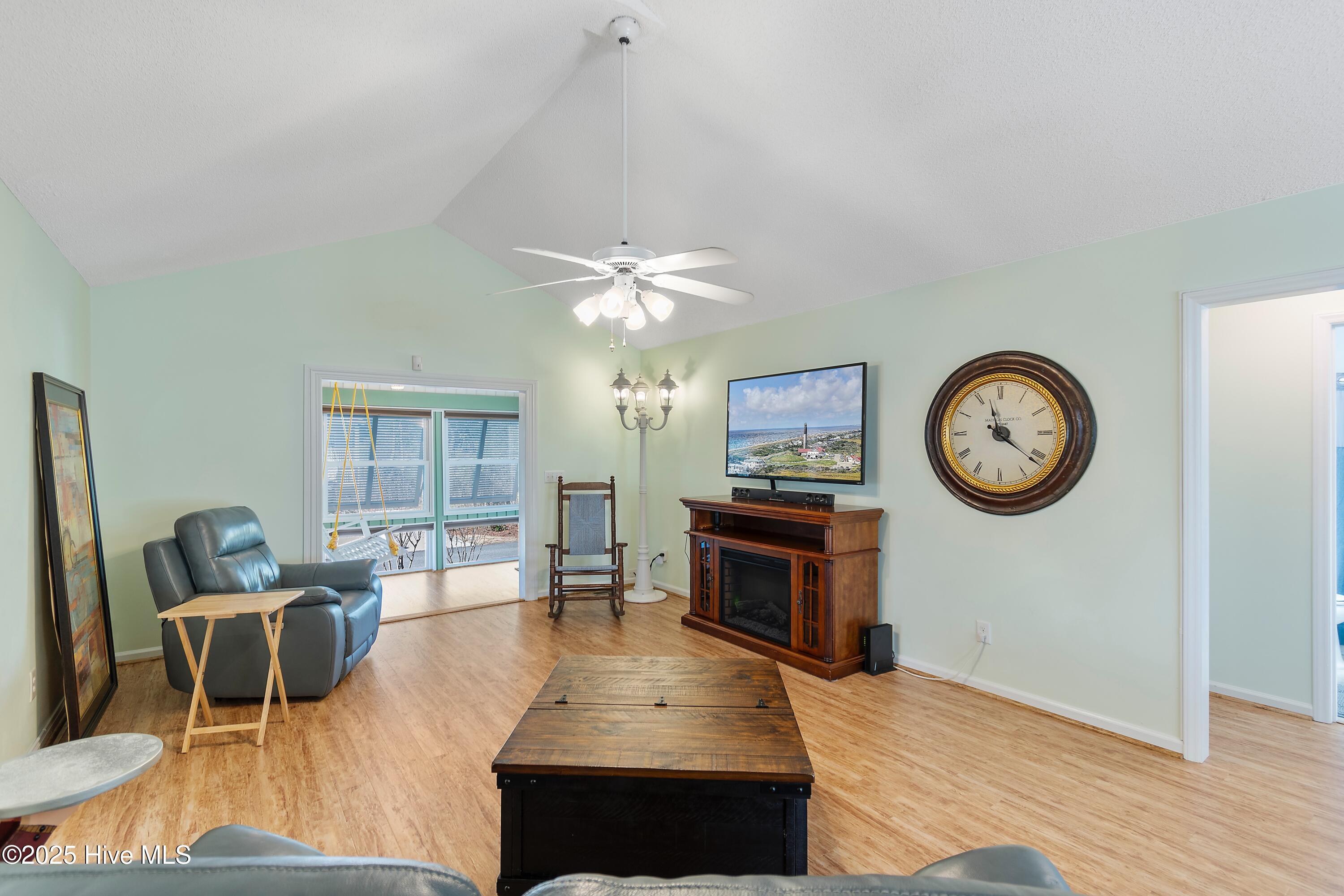 100542990 | Photo 16