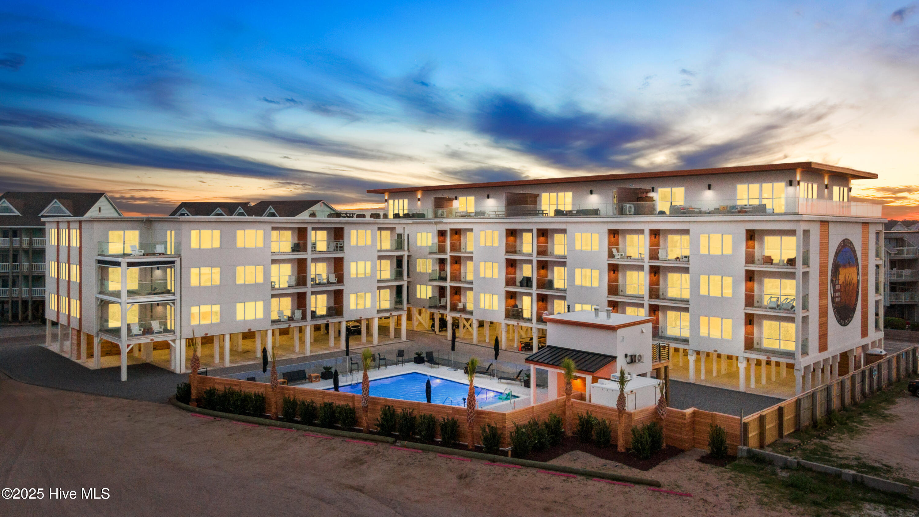 100503111 | Photo 27