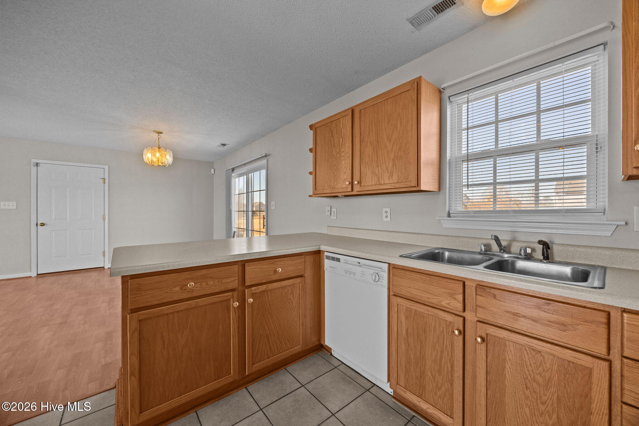 100550367 | Photo 18