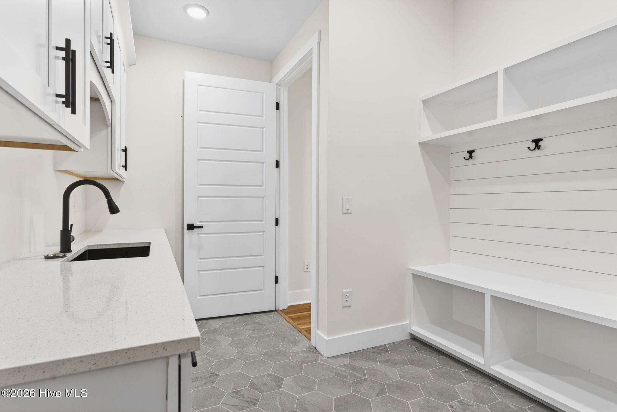 100568512 | Photo 30