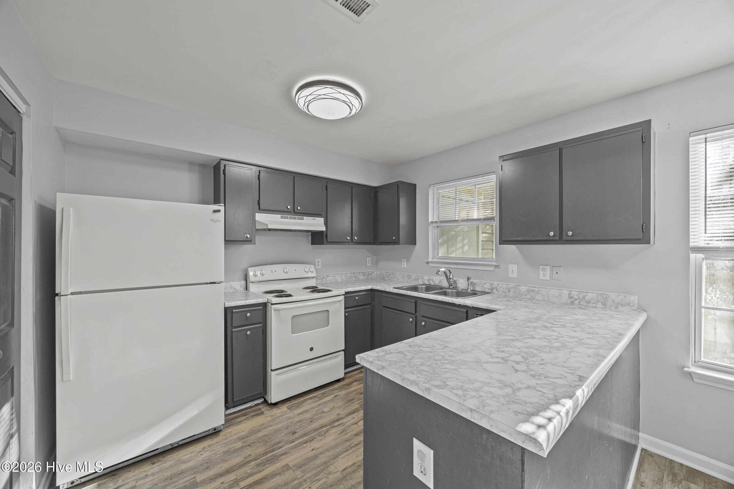 100561010 | Photo 13